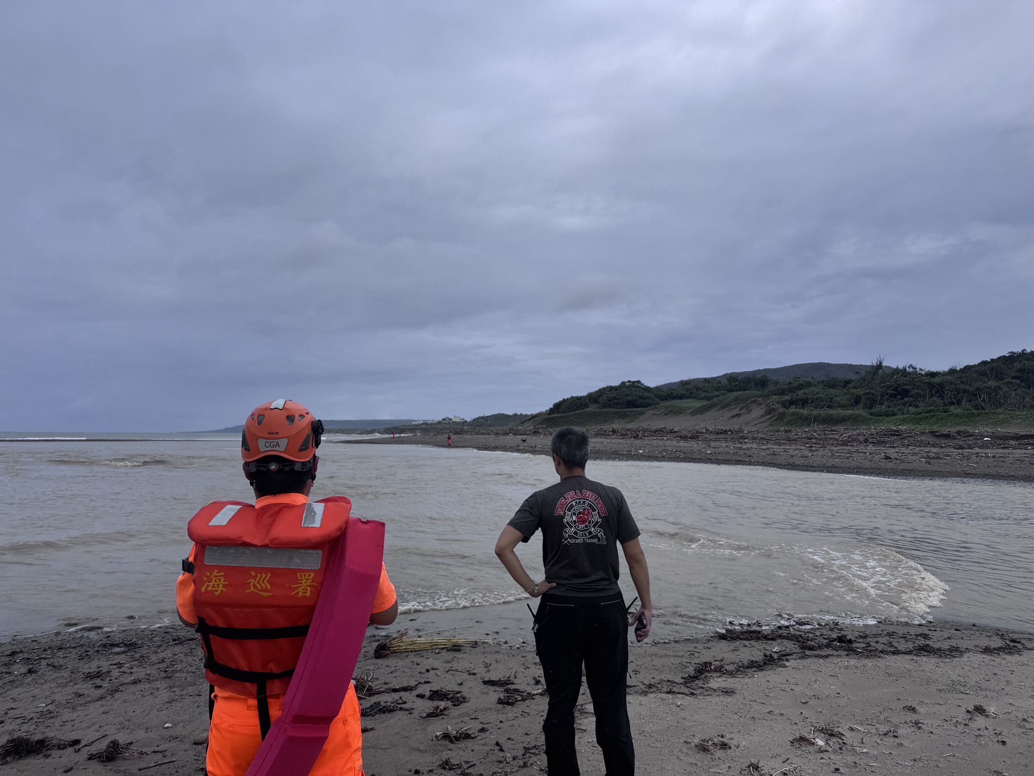 有片／屏東佳樂水出海口涉溪撿石　新竹工程公司董座10分鐘不見人影　警消搜尋中