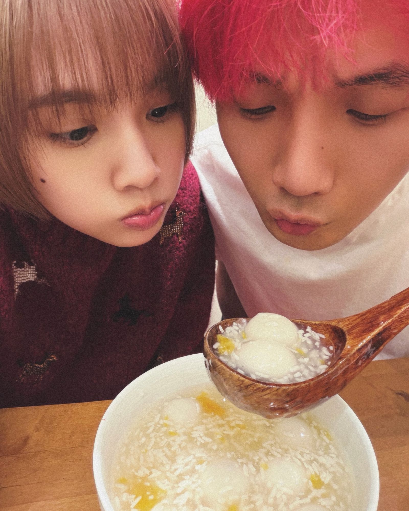 楊丞琳、李榮浩吃酒釀湯圓。翻攝IG＠rainie77