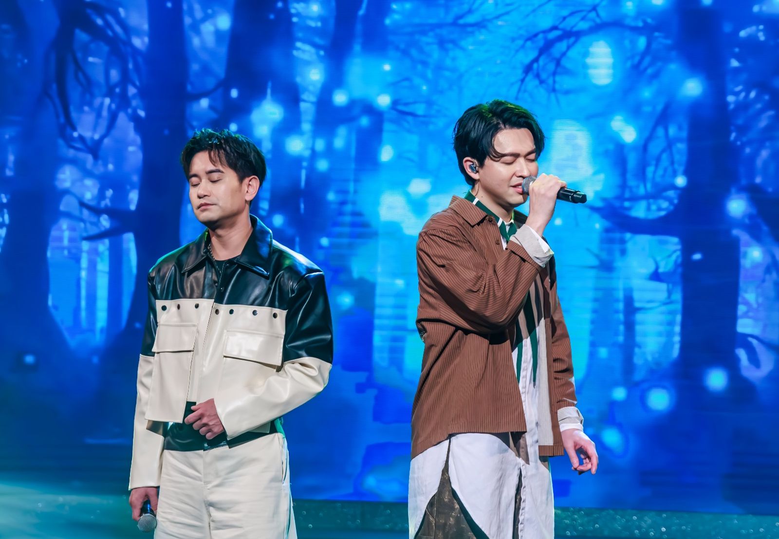 吳俊宏(左起)與李子森合唱〈花若離枝〉。中視提供