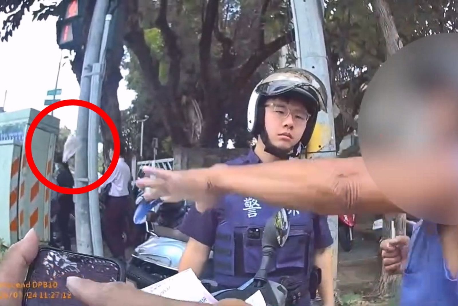 男騎車抽菸警攔查開單!被查出無照駕駛拒扣車 「這動作」罪加一等當場被捕
