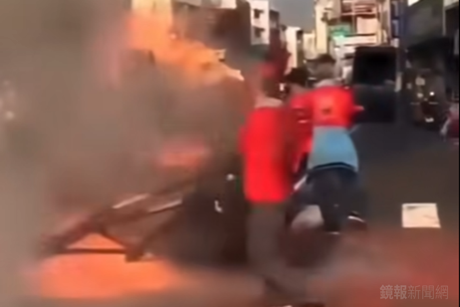 抬轎人員見神轎燒起後急逃。圖／翻攝自宗教大小事