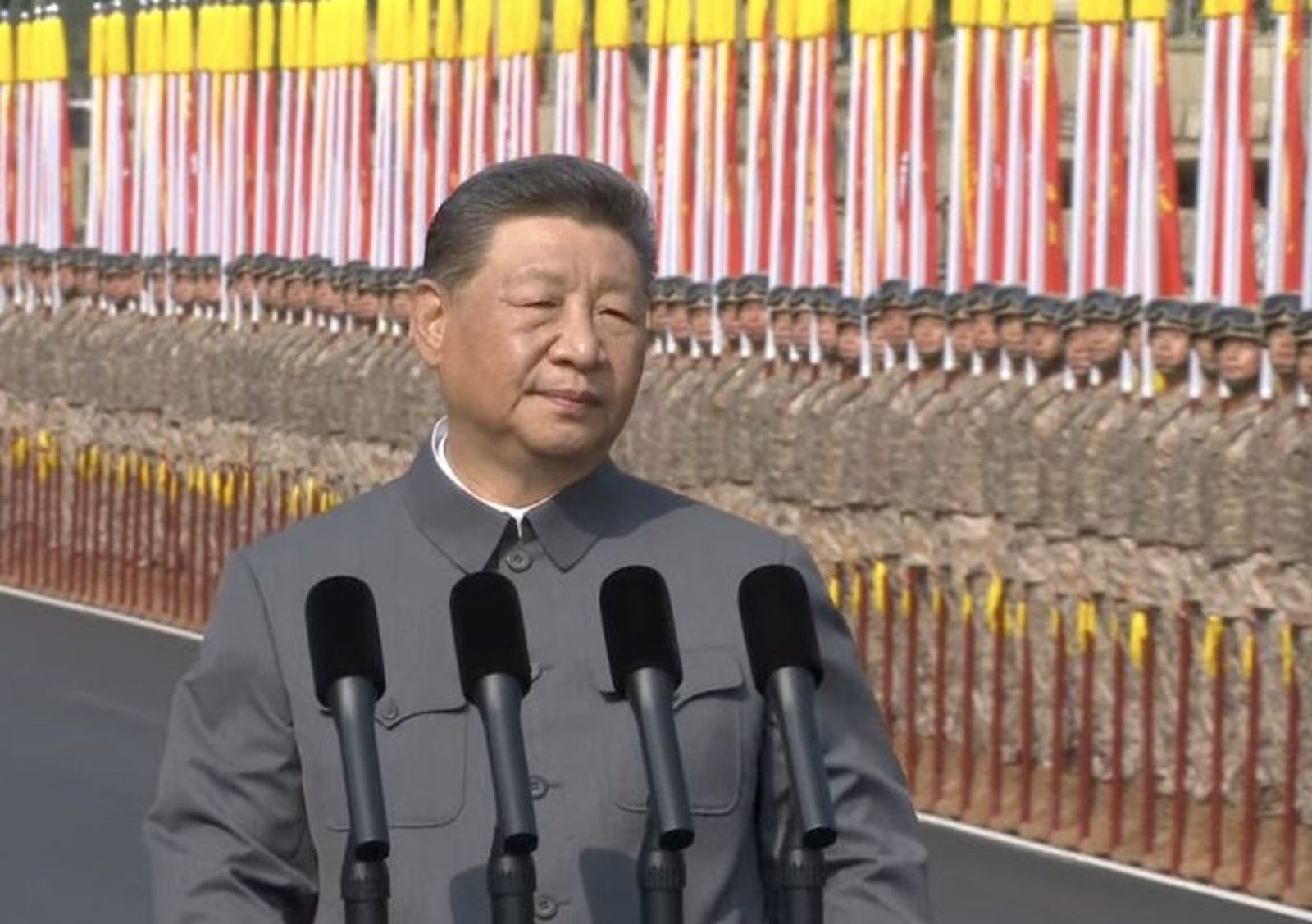今日習近平閱兵也與過往閱兵狀況一樣,擺出一如既往的表情。圖/翻自央視畫面