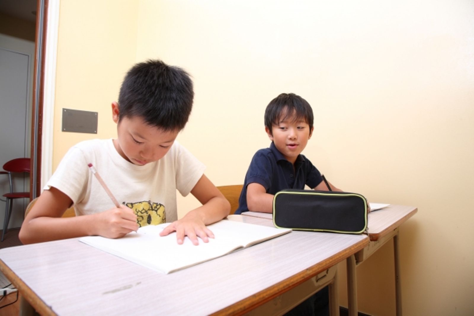 小學低年級禁用自動鉛筆?過來人曝「筆芯埋皮膚」驚悚過程:這年齡再用