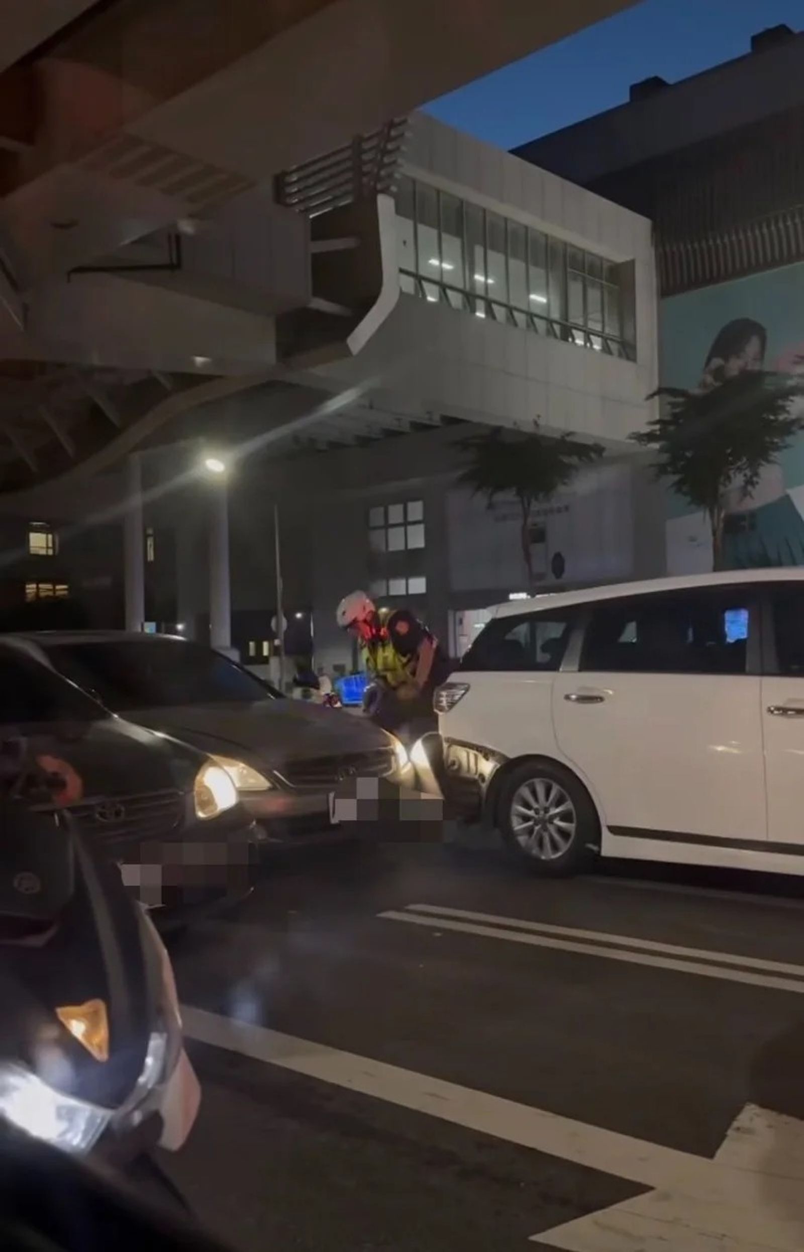 註銷車牌車主拒檢狂飆!連撞5車受困車陣棄車落跑 台中警鎖定身分追緝中