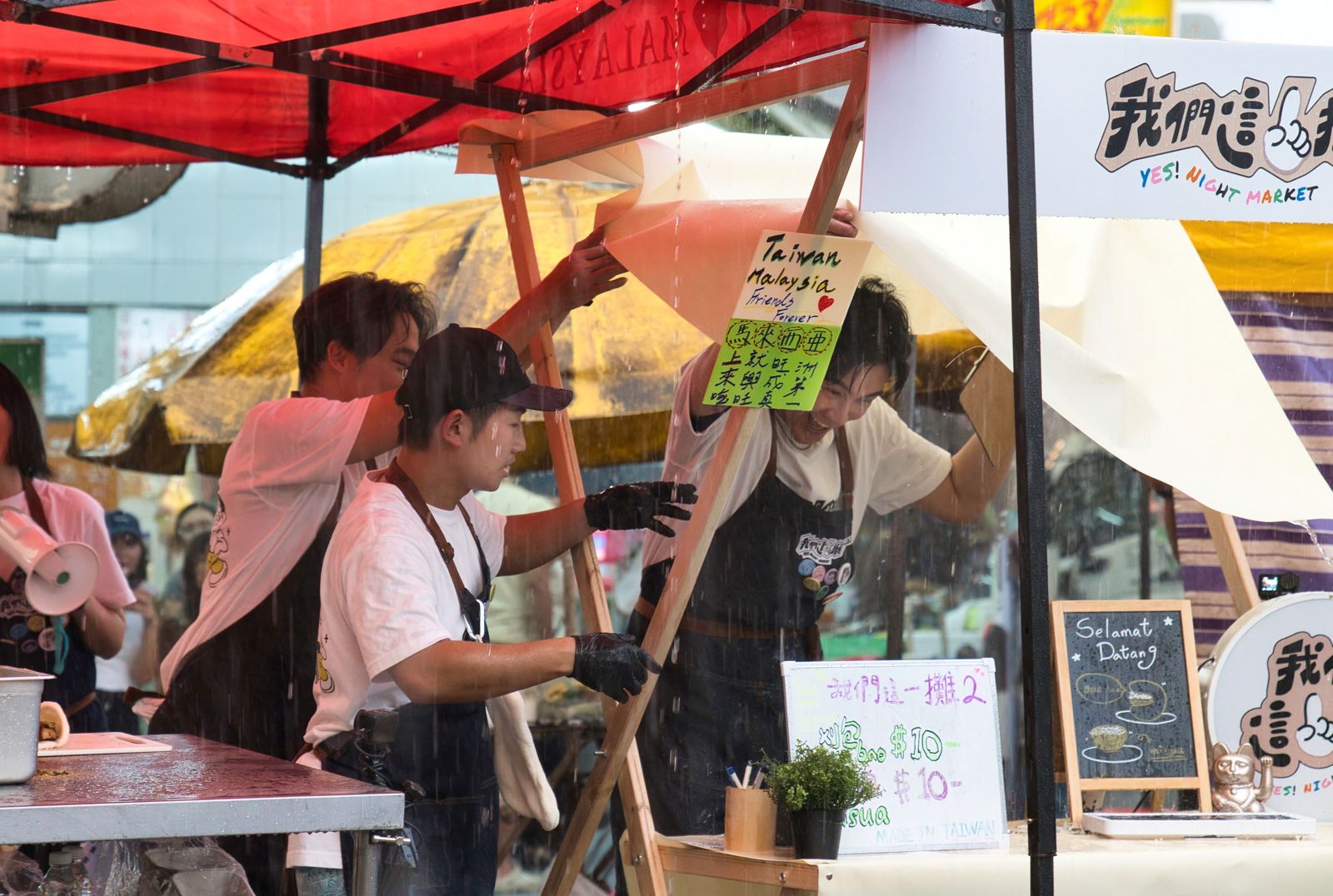一行人在擺攤過程中面臨暴雨危機。三立提供