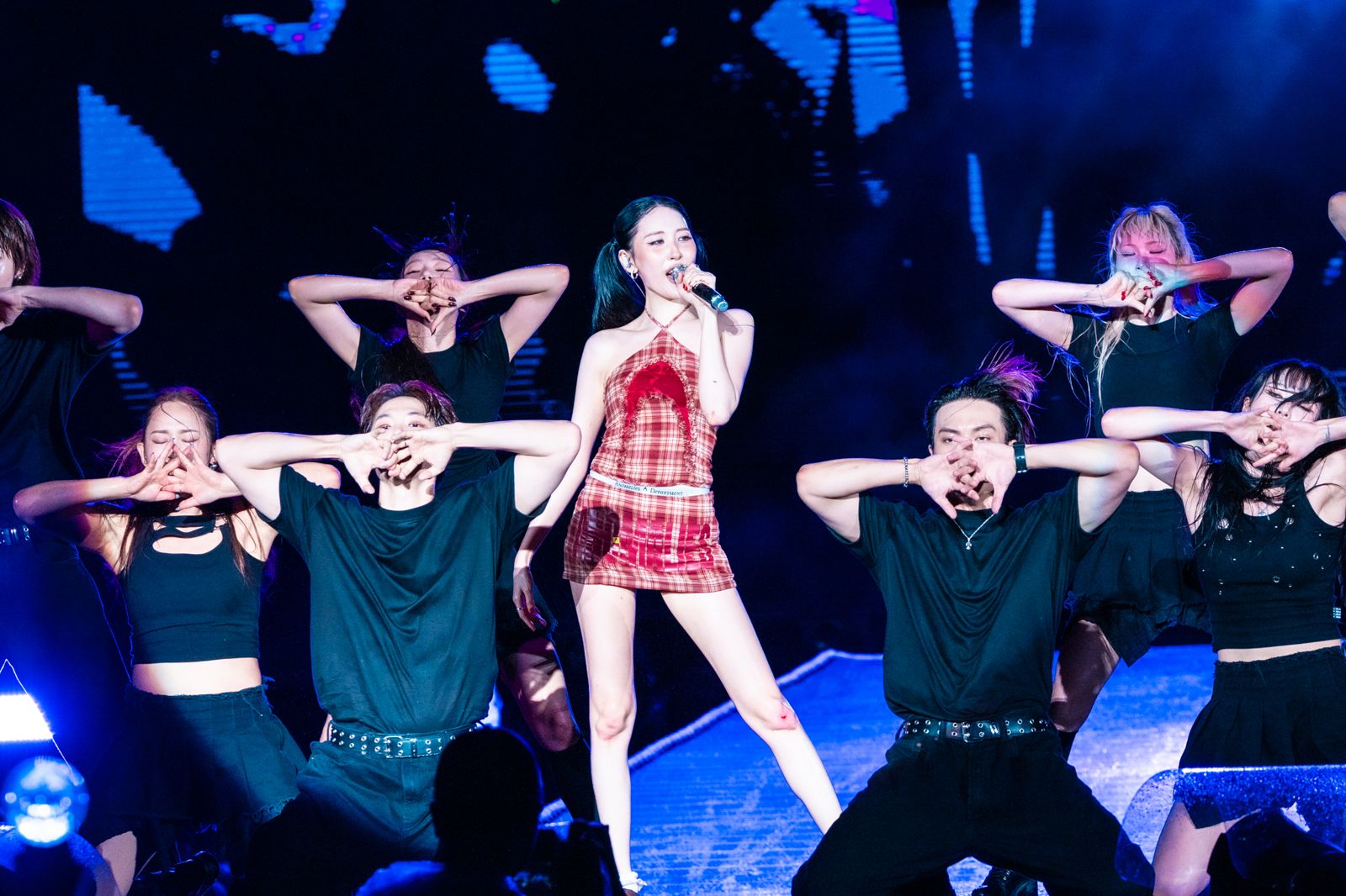 直擊KPM／太專業！宣美雨中五體趴地膝蓋「見紅」　辣跳〈24 Hours〉萬人尖叫