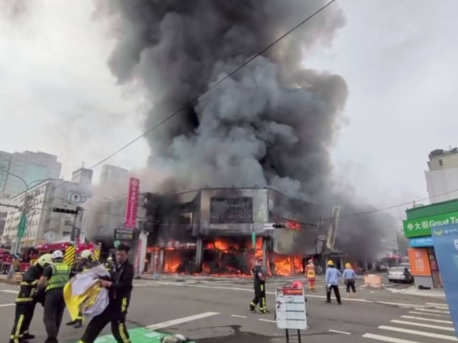 台中北屯惡火「一條龍延燒8店面」!鄰近加油站緊急斷油撤離