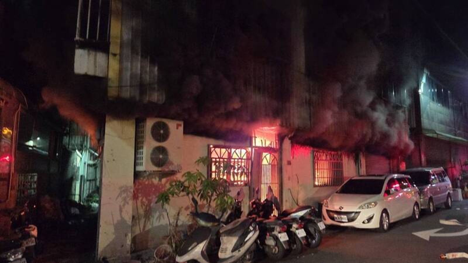 台中山西路深夜火警 鐵皮屋陷火海所幸無人傷亡