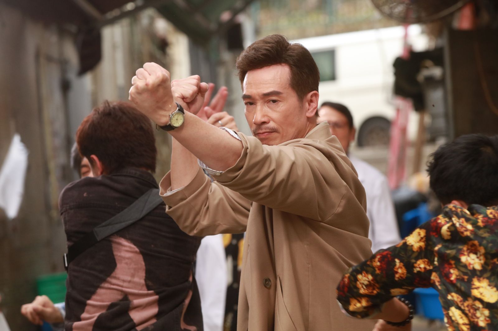 54歲陳豪硬扛30公斤龍頭　《俠醫》舞火龍差點失控