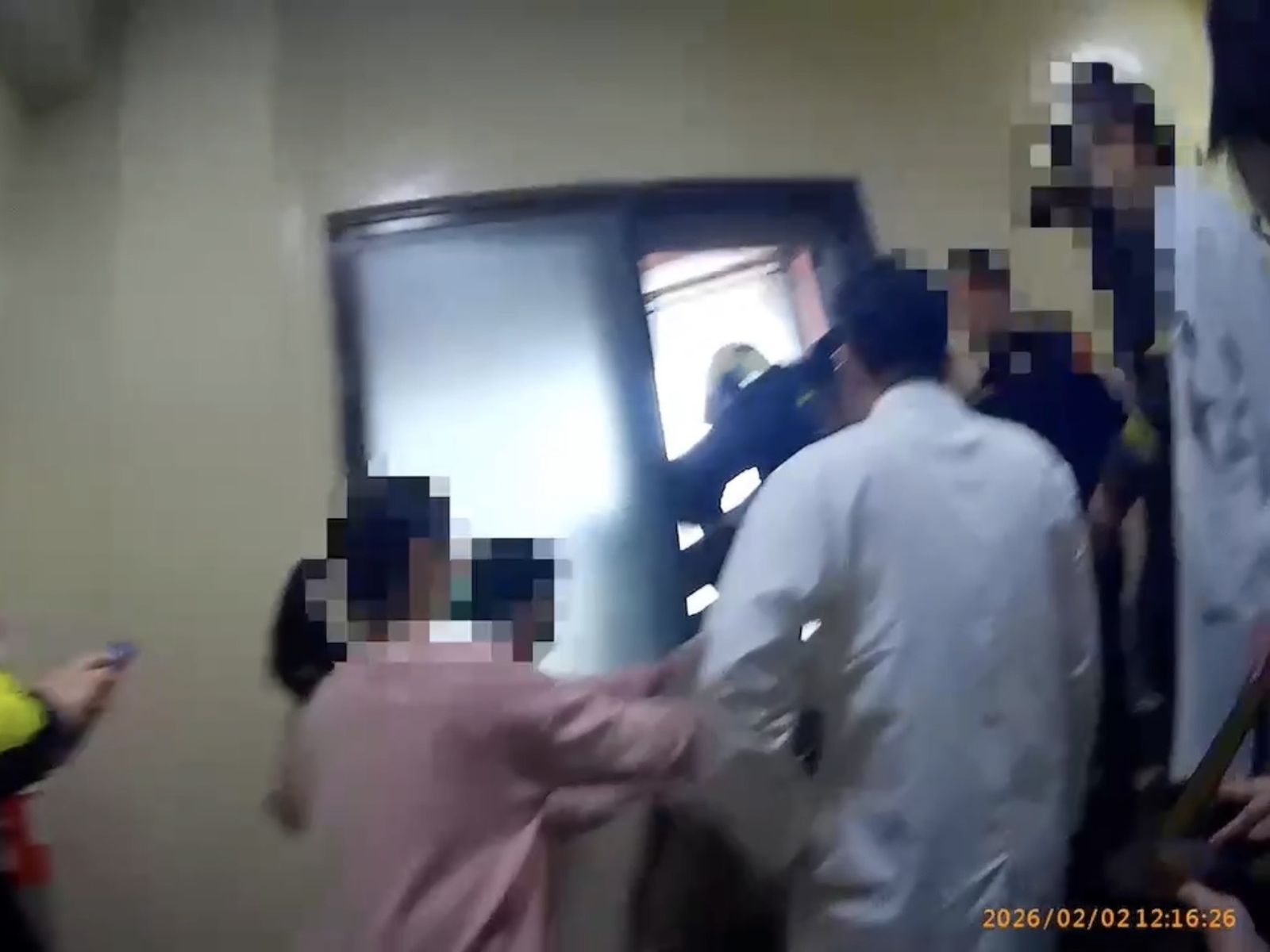 台北馬偕醫院男員工疑遭霸凌躺6樓女兒牆 社群貼文秀站高樓照...警消驚險救下