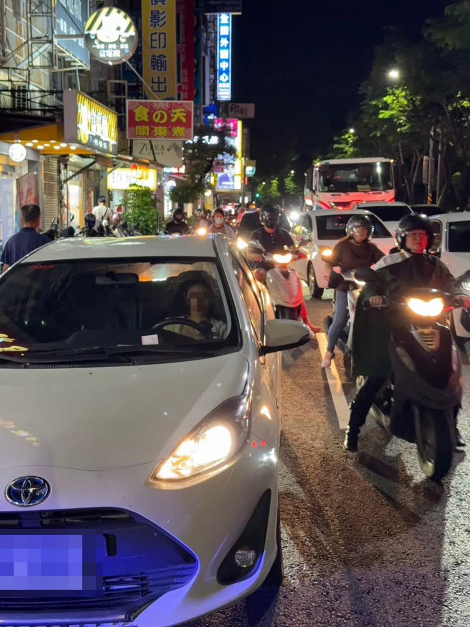 正妹女駕駛一度留在車上。圖／翻攝fb社團 新竹爆料公社