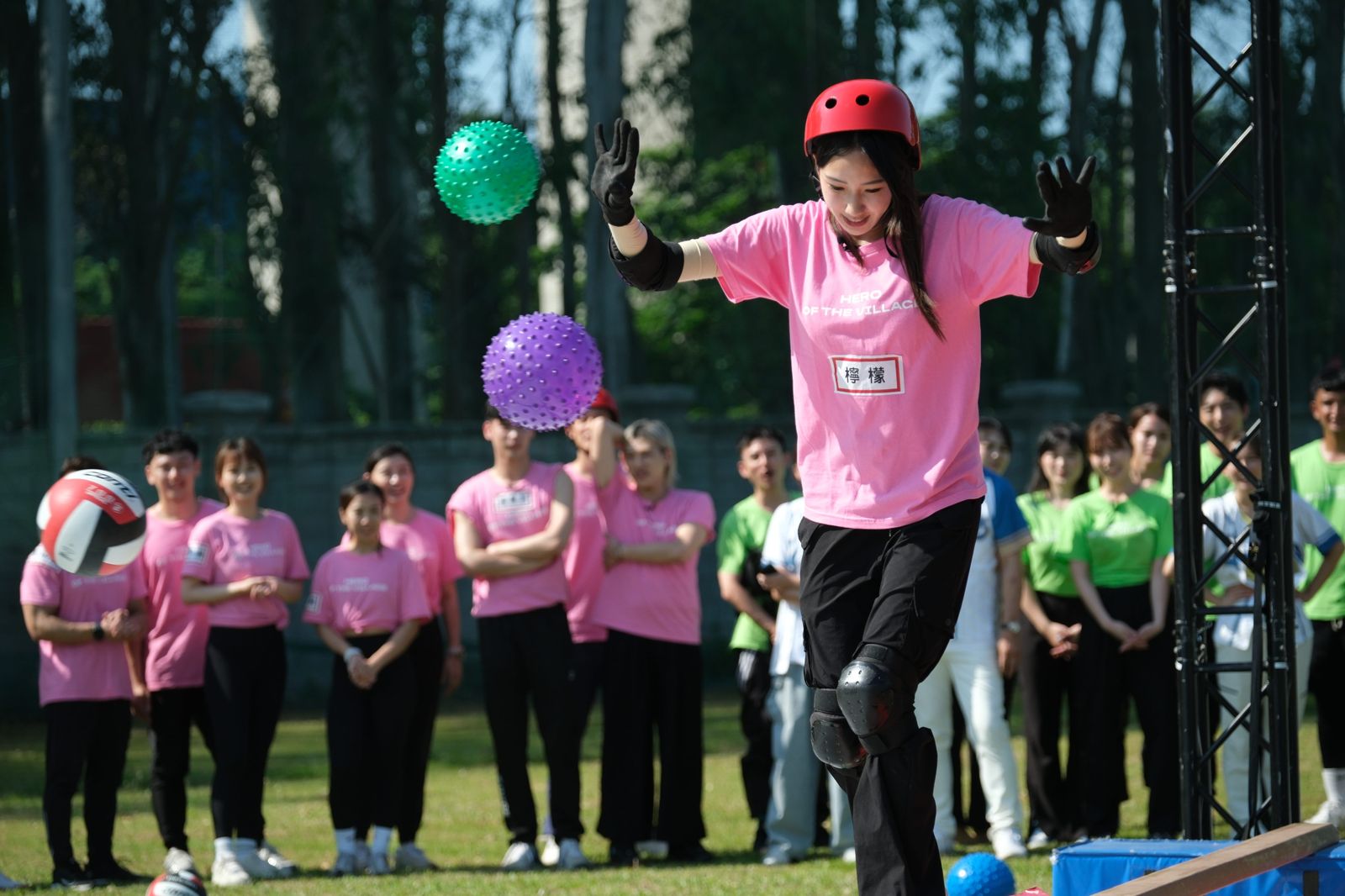 啦啦隊女神檸檬在遊戲中意外被擊中胸部，仍奮力完賽。東森綜合台提供