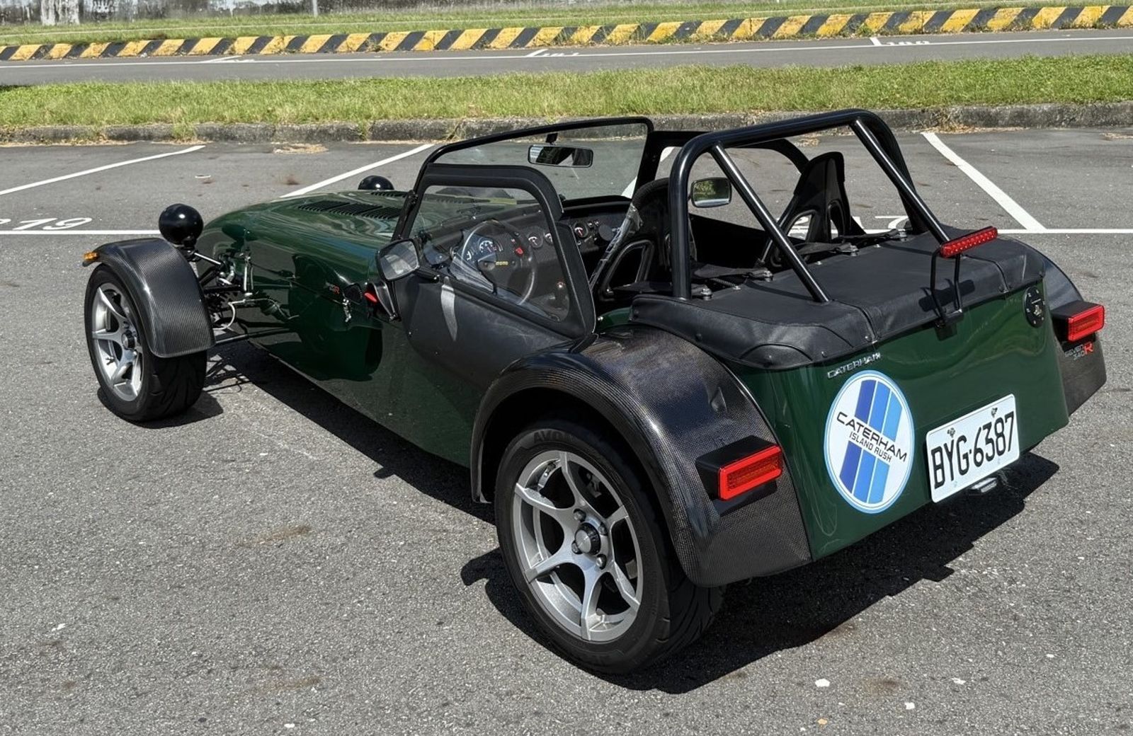 門都沒有，連窗戶都是塑膠的，車裡頭都是設計簡單的按鈕。沒想到，這車要價近400萬元。圖／陳宏銘