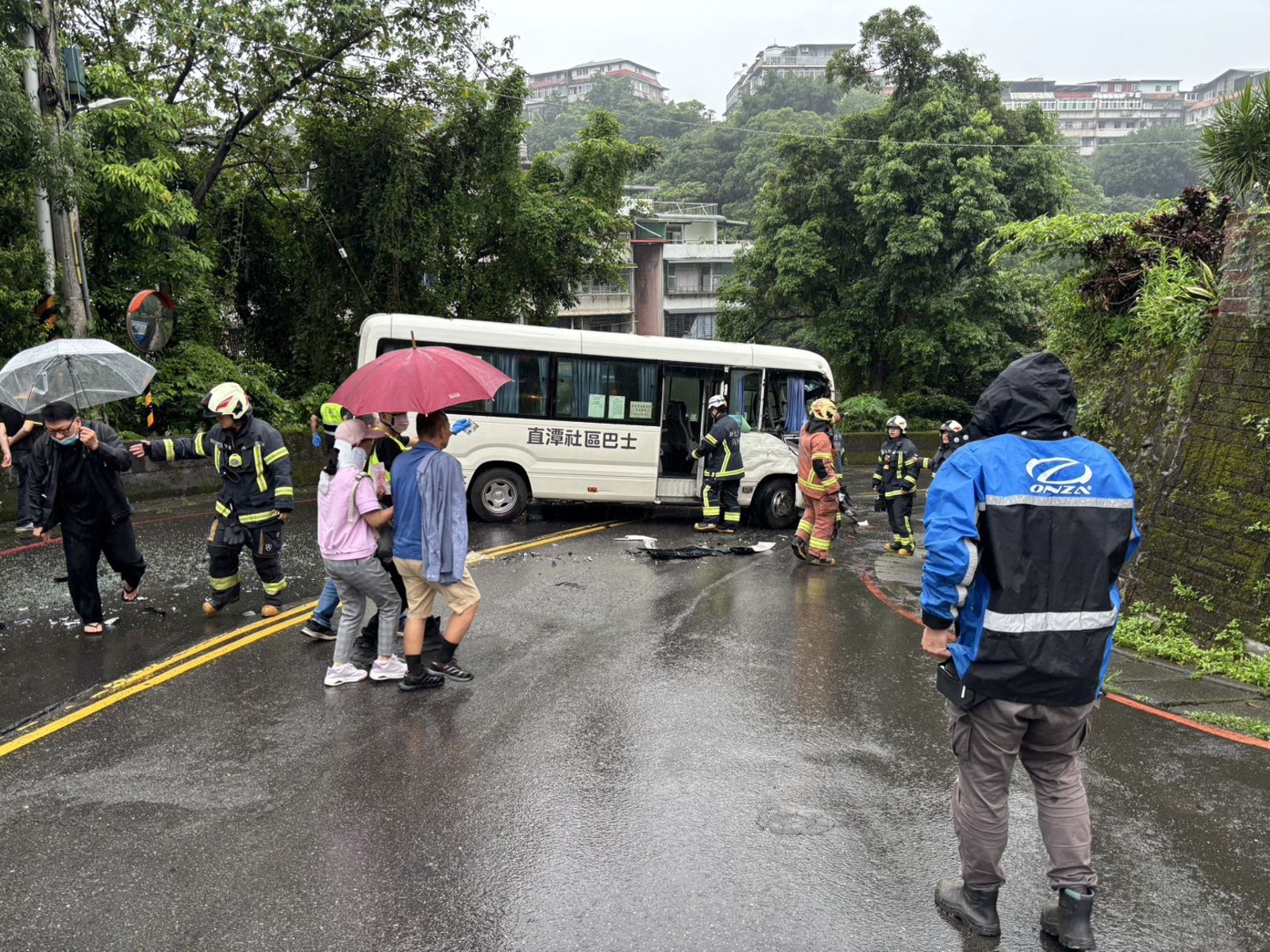 快訊 /新店砂石車翻覆波及社區巴士 8人受傷送醫、車流回堵中