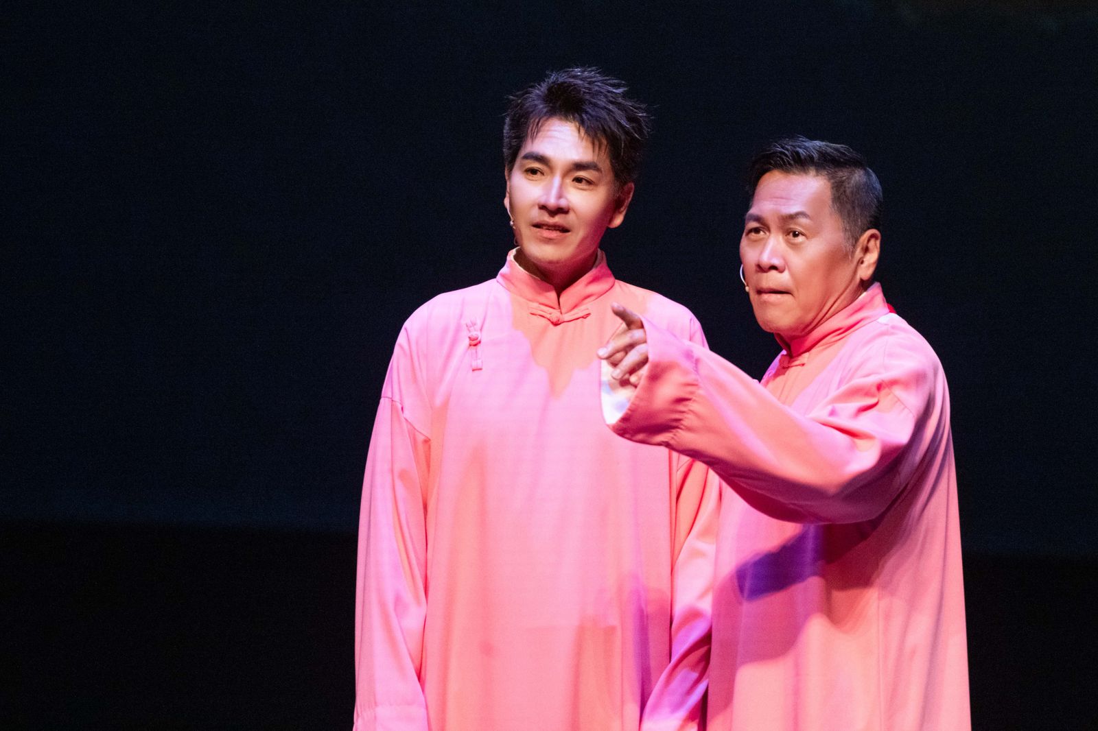 王傳一（左）情緒潰堤讓朱德剛差點難以接招。嚞娛樂提供