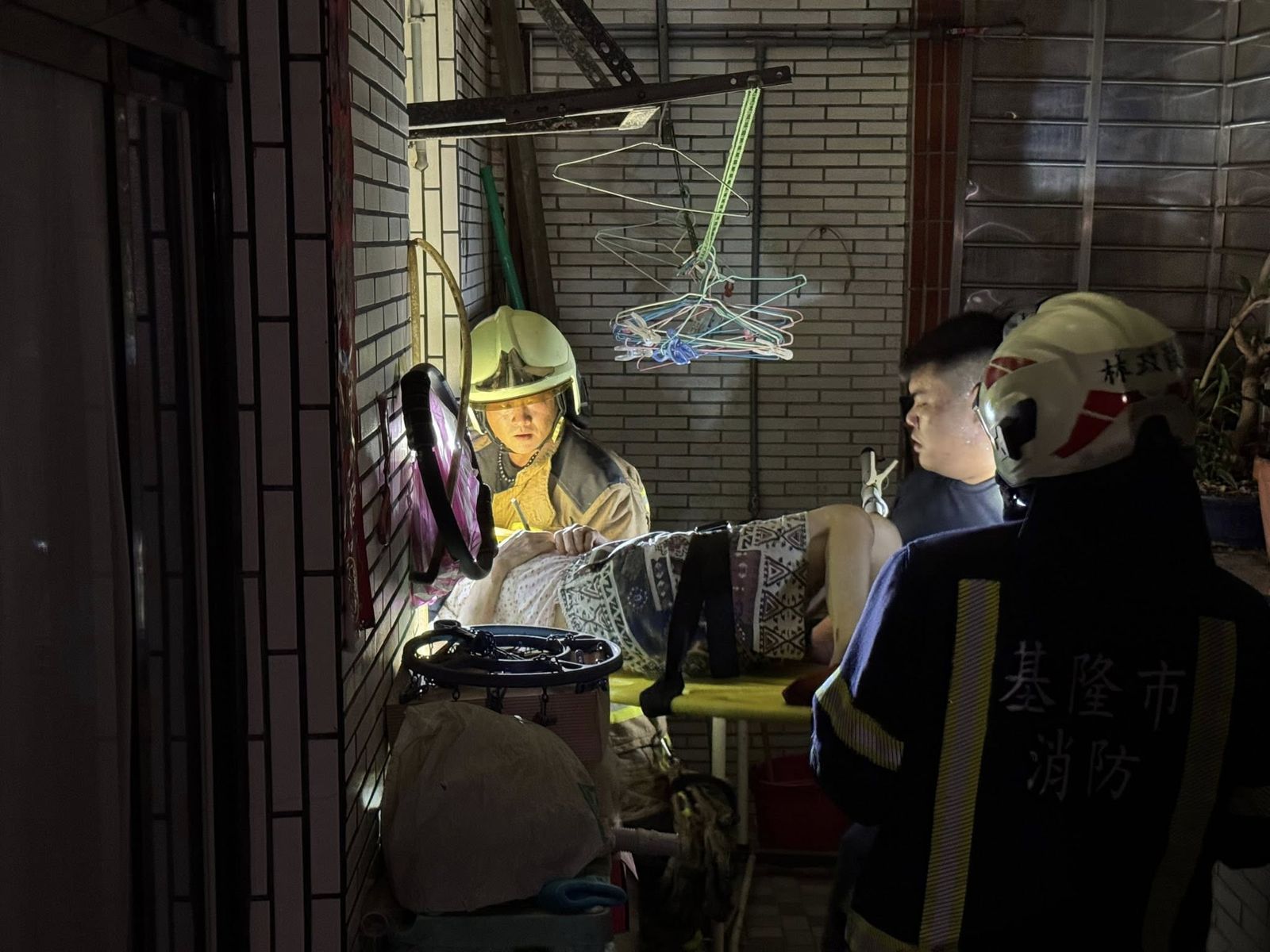 消防員將臥床老婦從天花板安全運出。圖/翻攝自FB/何孟翰