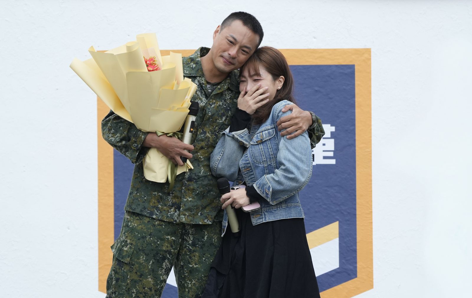 (左)孫其君相當感謝陪伴14年的(右)經紀人。台視提供