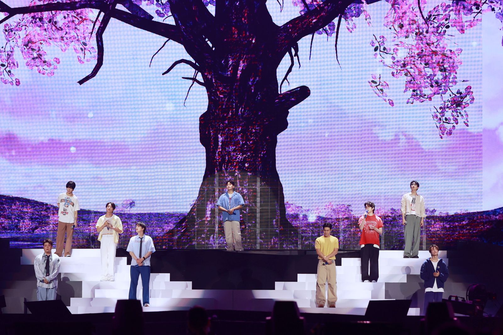 東海(右下)唱到〈至少還有你〉時,感動地擦淚。讀者提供