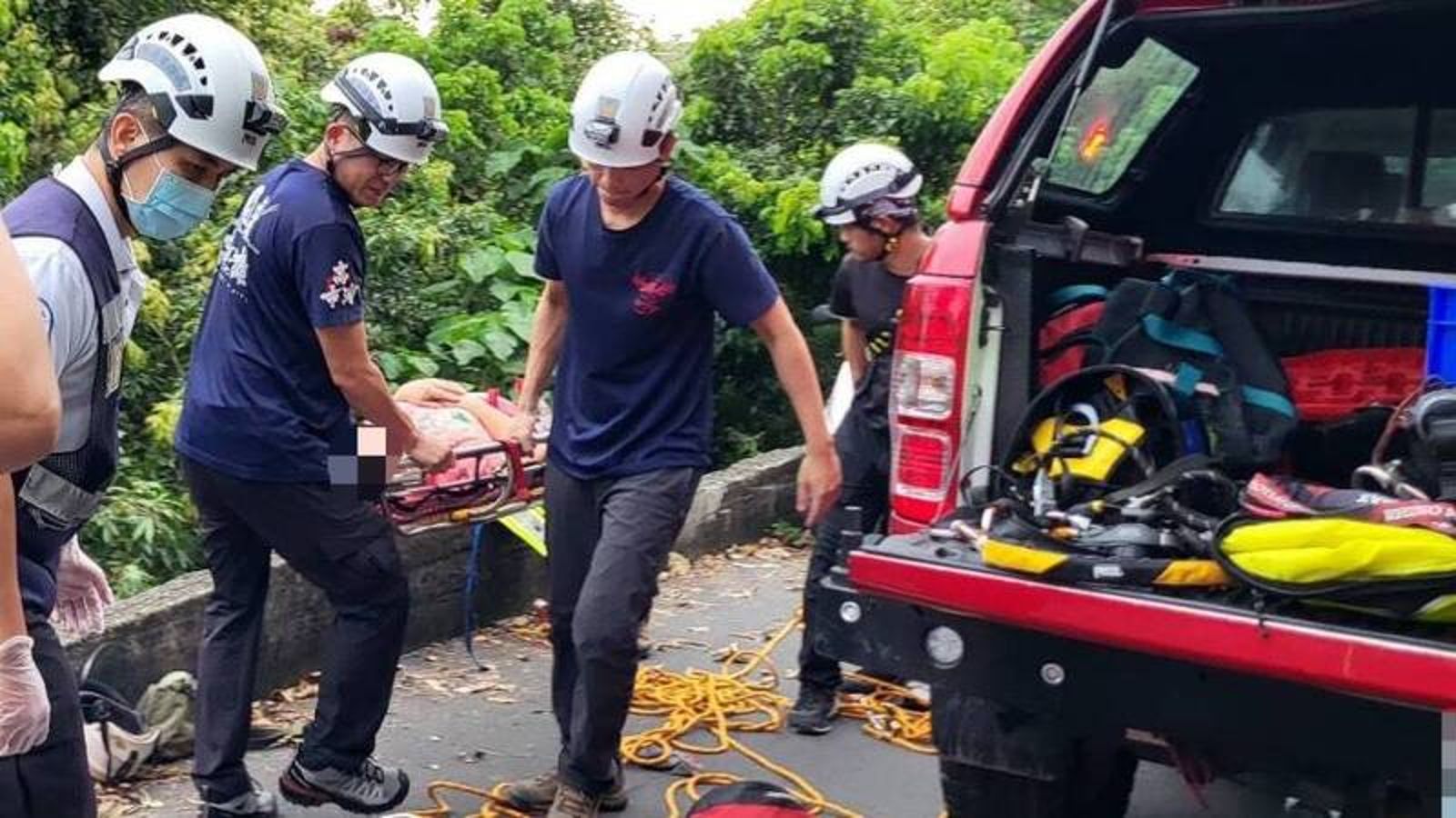 高雄柴山老夫妻摔落邊坡　驚險吊掛送醫