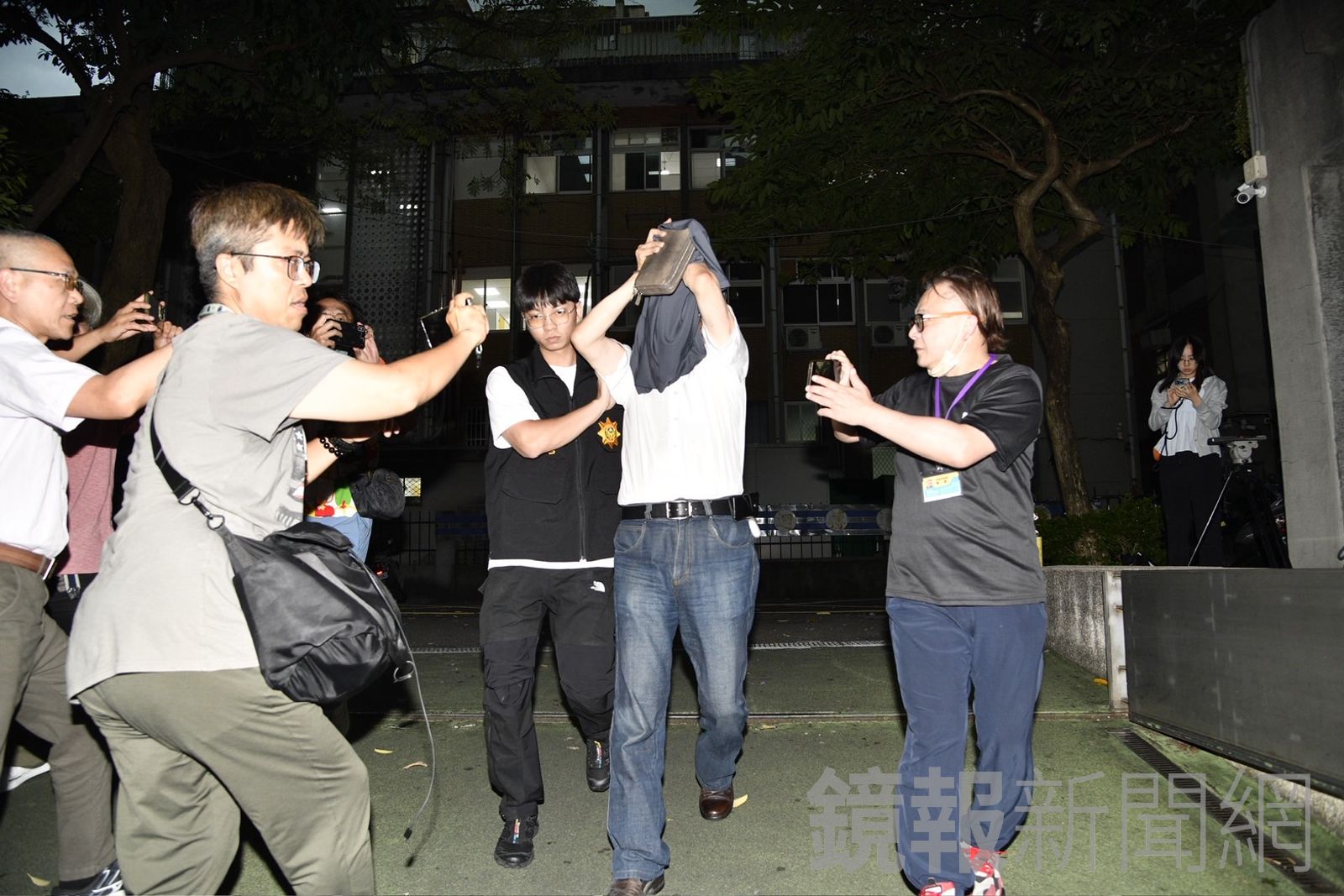 快訊／地球村老闆涉找「竹聯幫靜安會大哥」毆打女牙醫！外套遮頭移送北檢