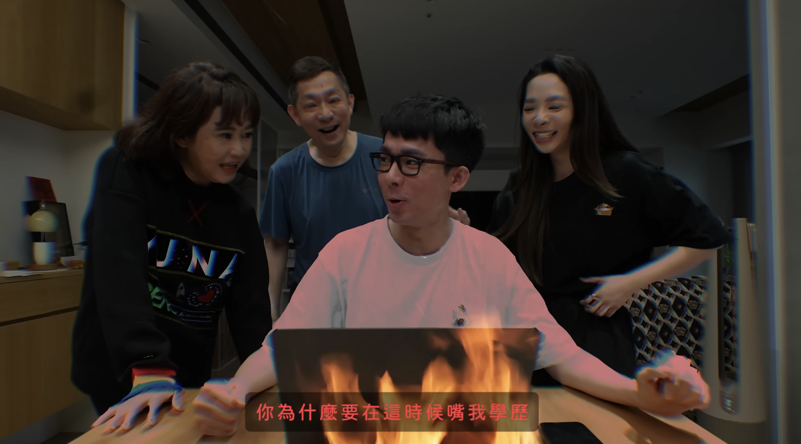 與家人一起揭曉成績。翻攝阿滴英文 YouTube