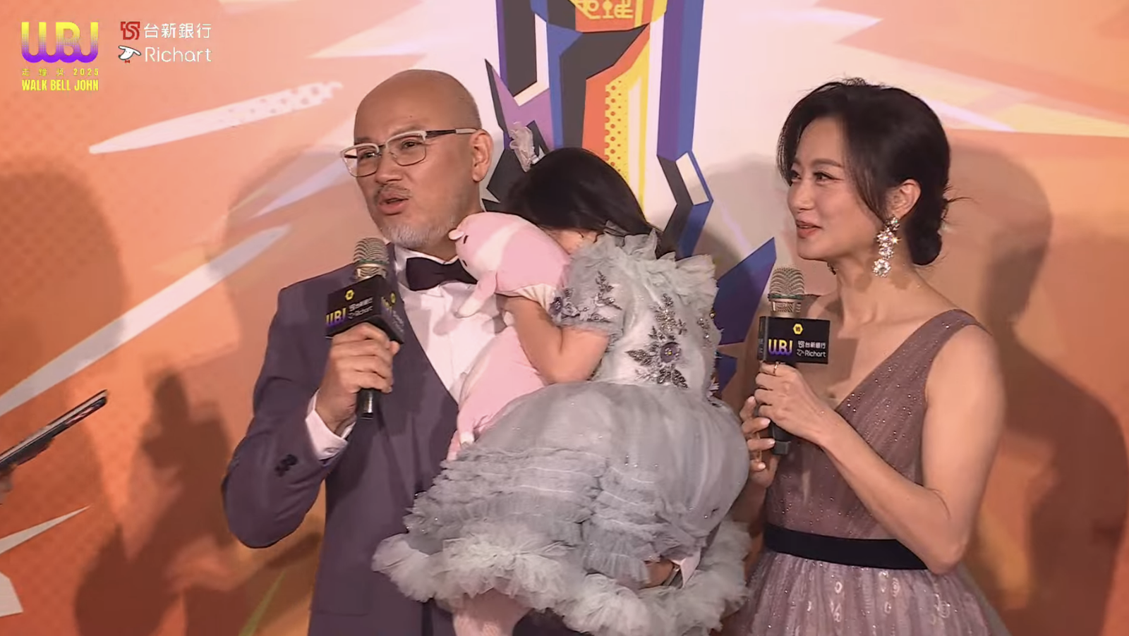 典典寶寶小鬧脾氣。翻攝走鐘獎頒獎典禮 Walk Bell John Awards YouTube