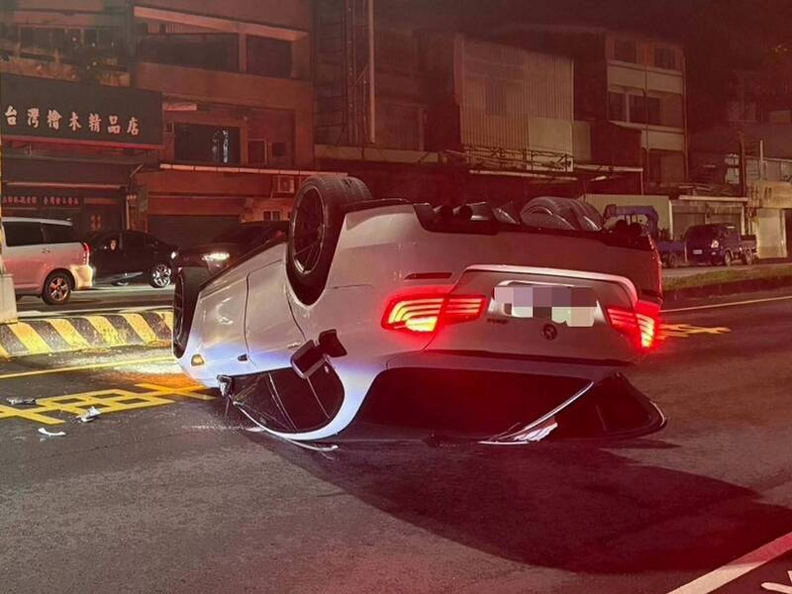 爛醉衝分隔島！BMW男酒駕撞翻車「翻肚」擋道　酒測爆0.90嚇壞警
