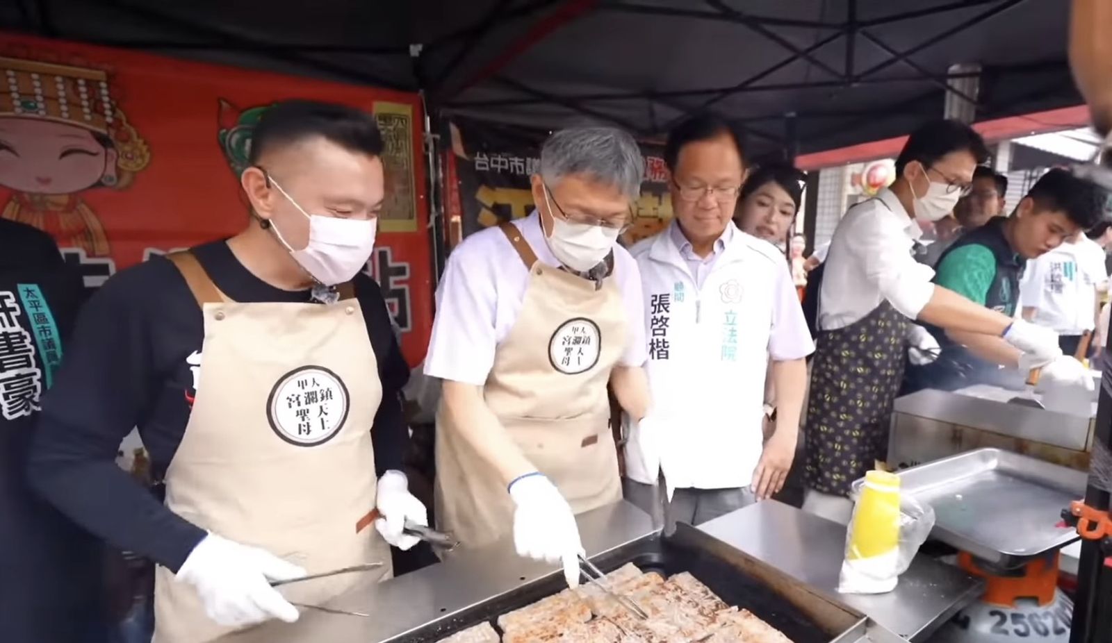 柯文哲大甲媽遶境煎芋頭粿　網友大玩諧音梗酸：阿北在「煎芋」