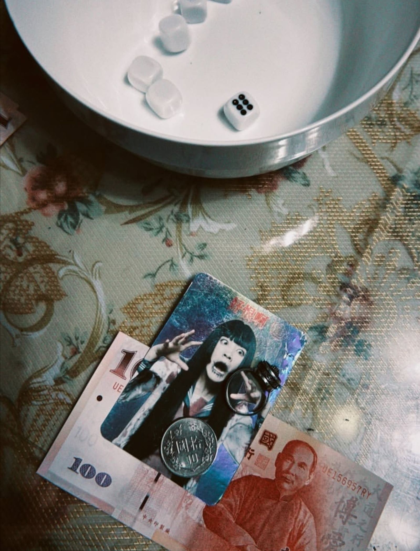 曹佑寧最新貼文中，戒指剛好放在王淨左手的位置。翻攝tsaoyuning IG