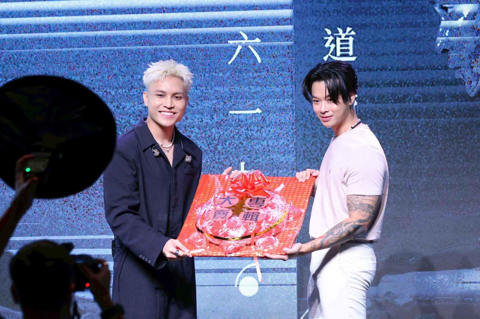 高爾宣（右）16日出席記者會力挺好友菲道爾發片。劉耀勻攝