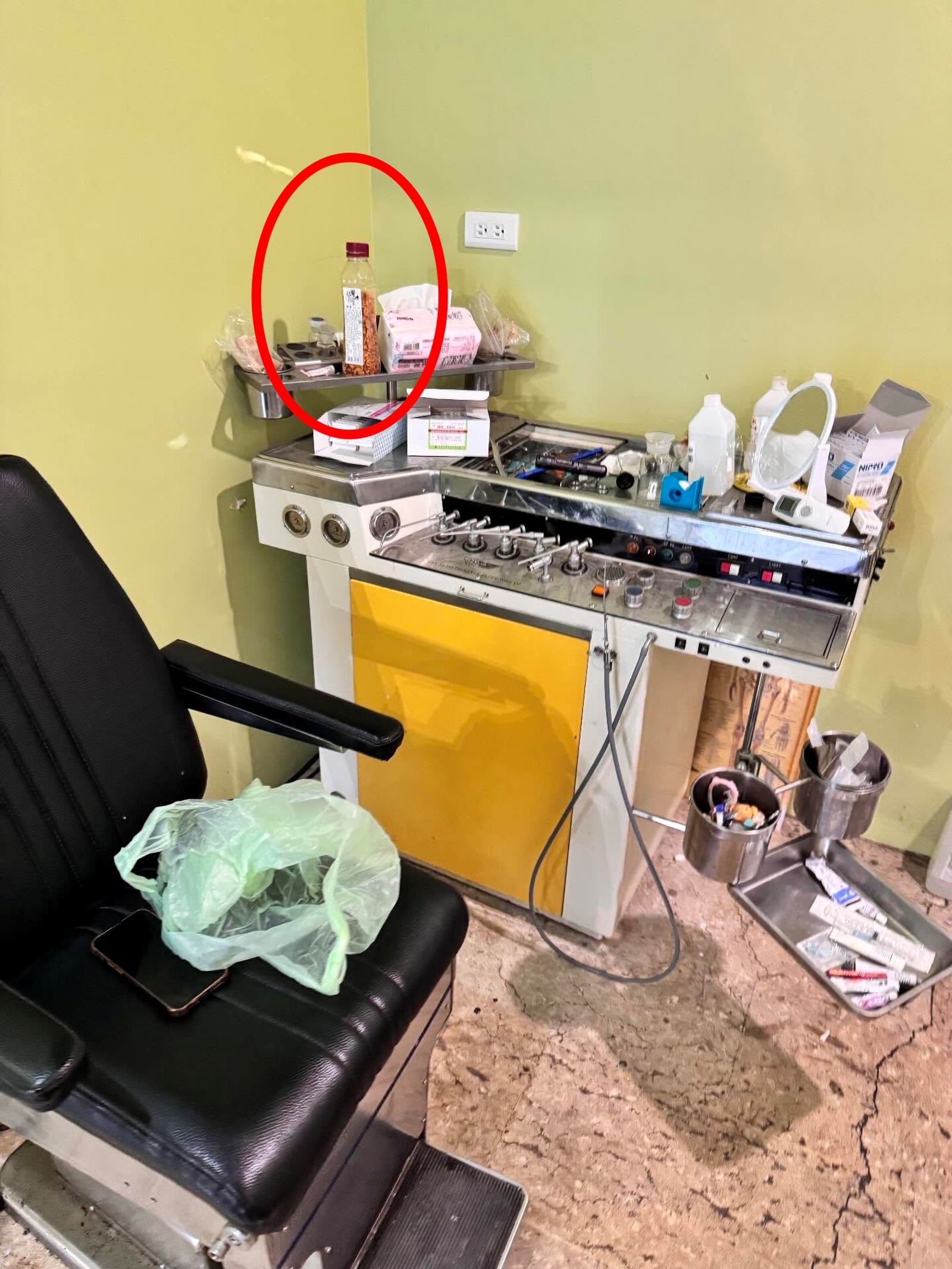 診療台上還有一瓶吃到一半的花生米。圖／Threads@sean.0409