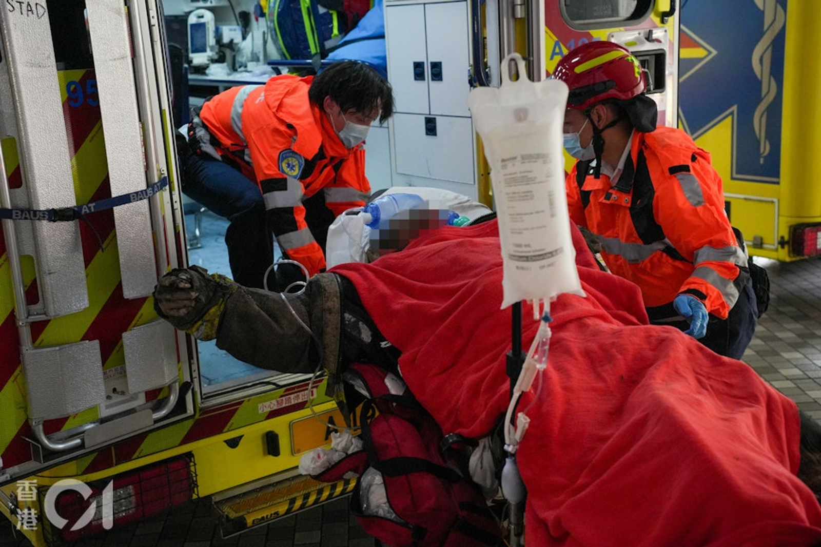 香港宏福苑大火/消防員遭燻黑昏迷 住戶絕望「家被燒完」!怨工人抽菸釀禍