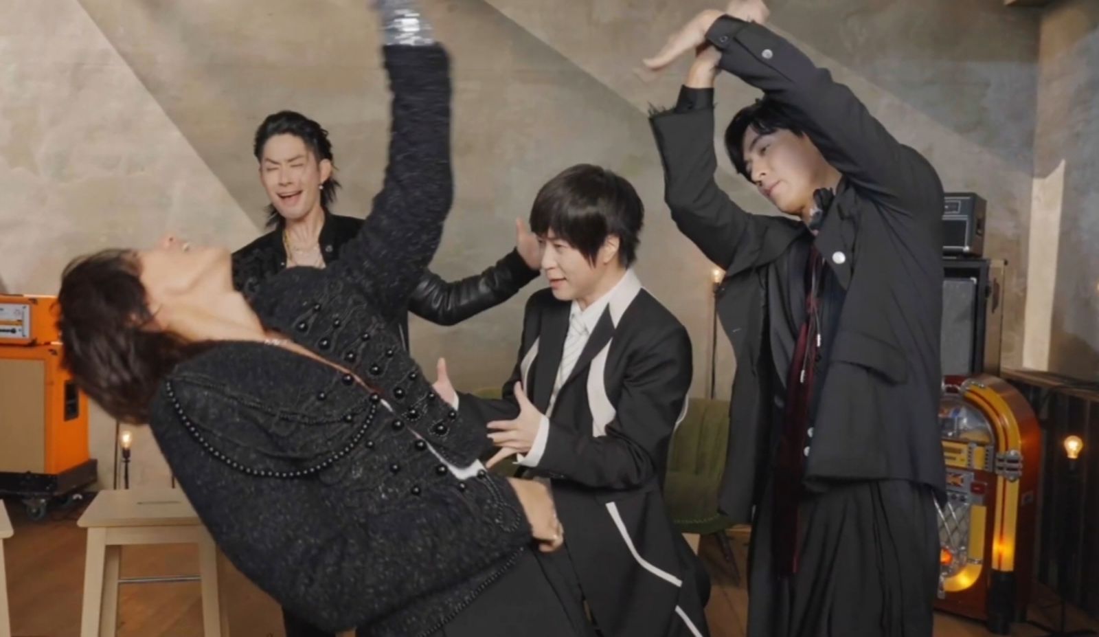 言承旭、吳建豪、周渝民齊唱生日快樂歌為阿信慶生。翻攝相信音樂提供影片