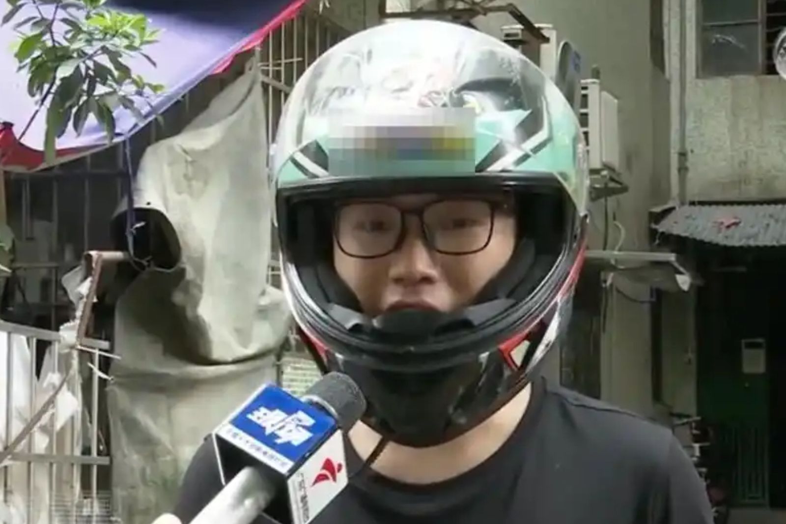 鄰居戴安全帽接受記者採訪。圖／百度