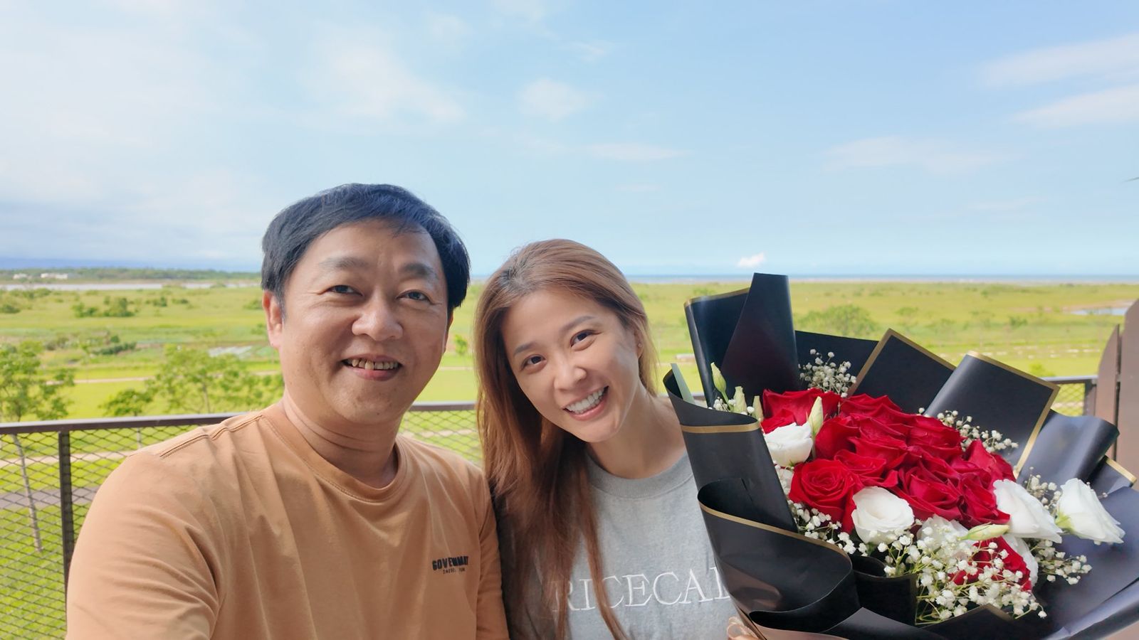 李燕(右)與陳茂榮(左)再婚2週年PO甜蜜合照。翻攝李燕臉書