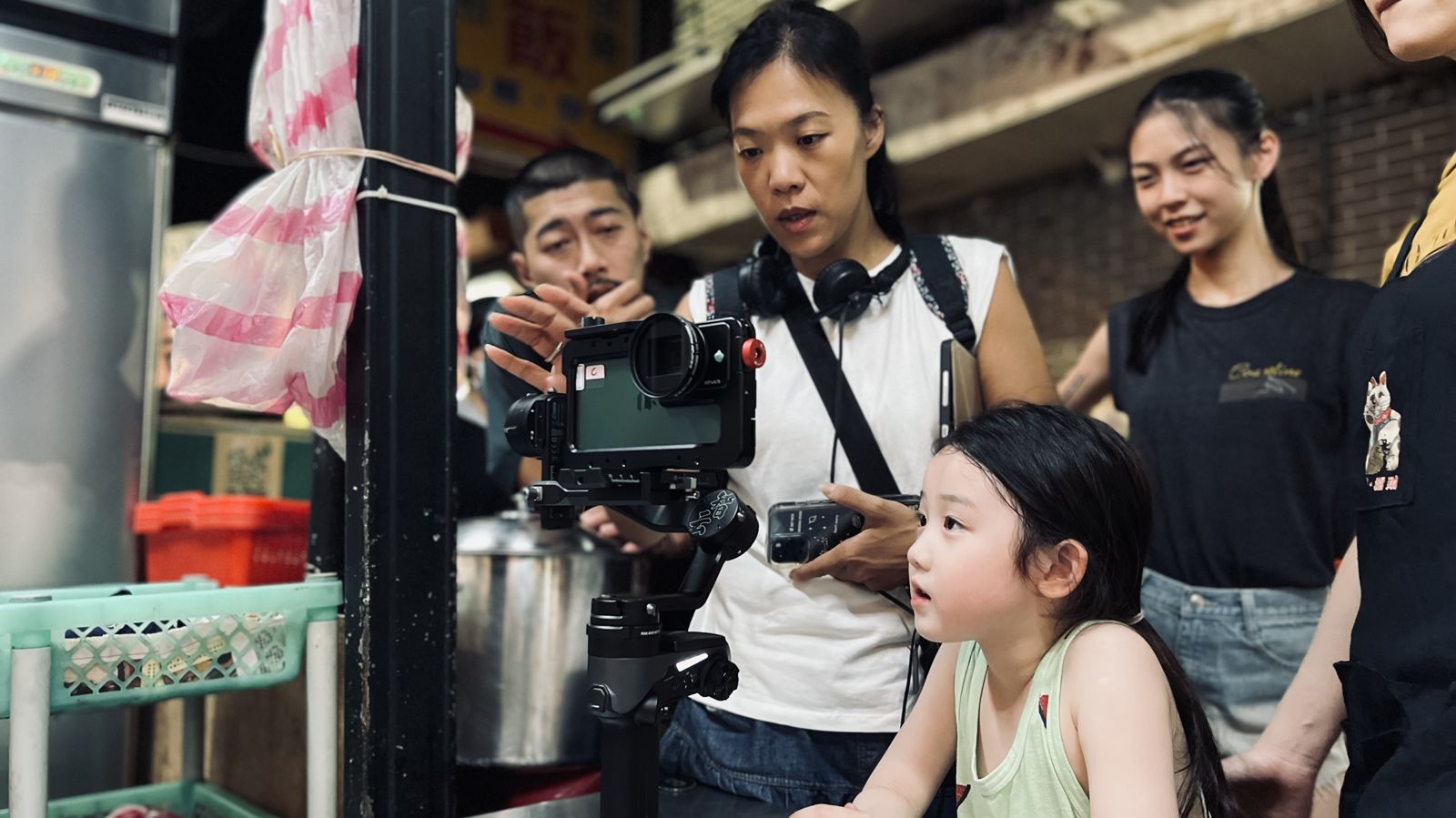 葉子綺(右二)小小年紀卻有超齡表現,豐富拍戲經驗讓鄒時擎(左二)忍不住喊:她才是前輩!光年映畫提供