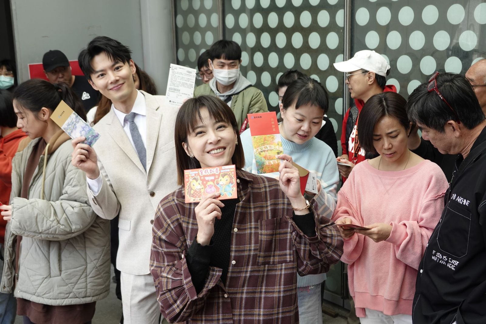 8點檔女神一開工就拚激烈親密戲 烈日下狂奔大哭熱到快虛脫!領紅包立刻恢復笑容