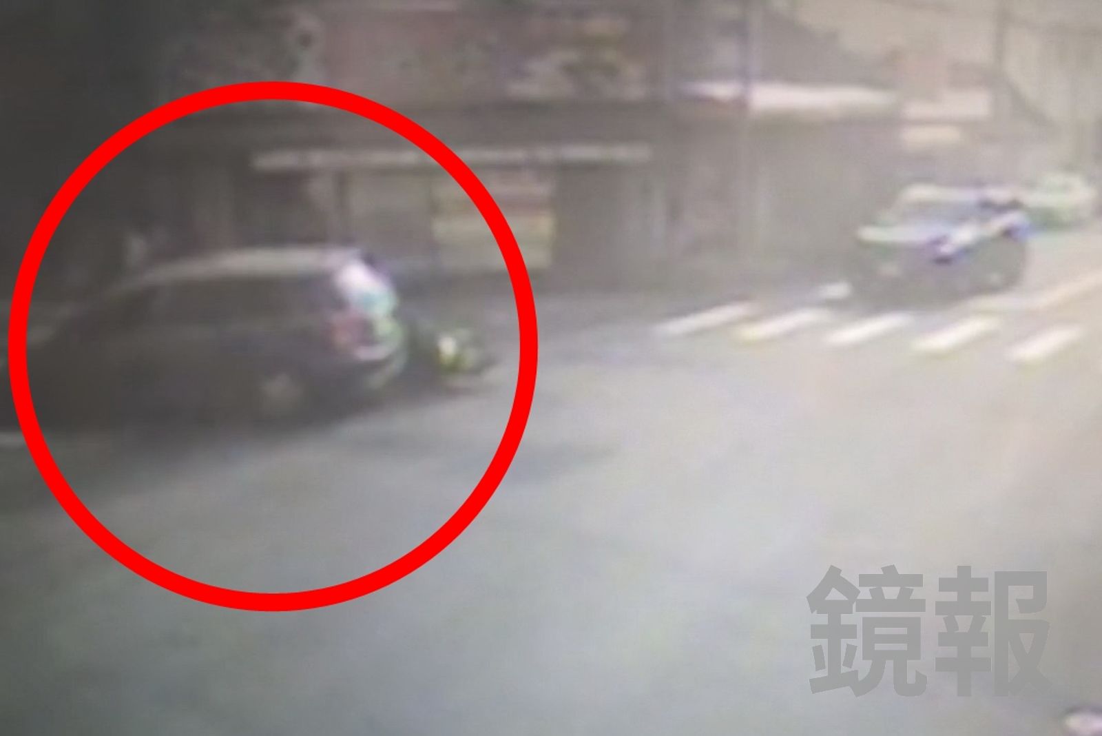 休旅車在路口右轉，與同向直行機車發生碰撞事故。民眾提供