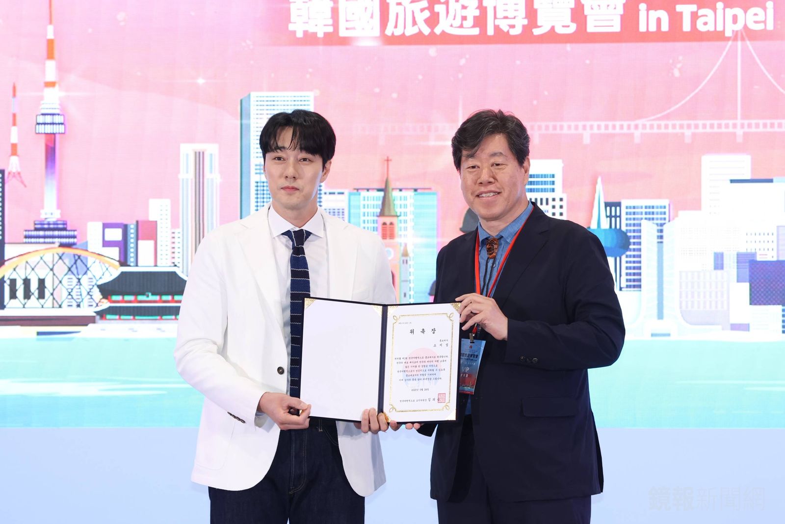 蘇志燮(左)接下宣傳大使的委任證書。李鍾泉攝