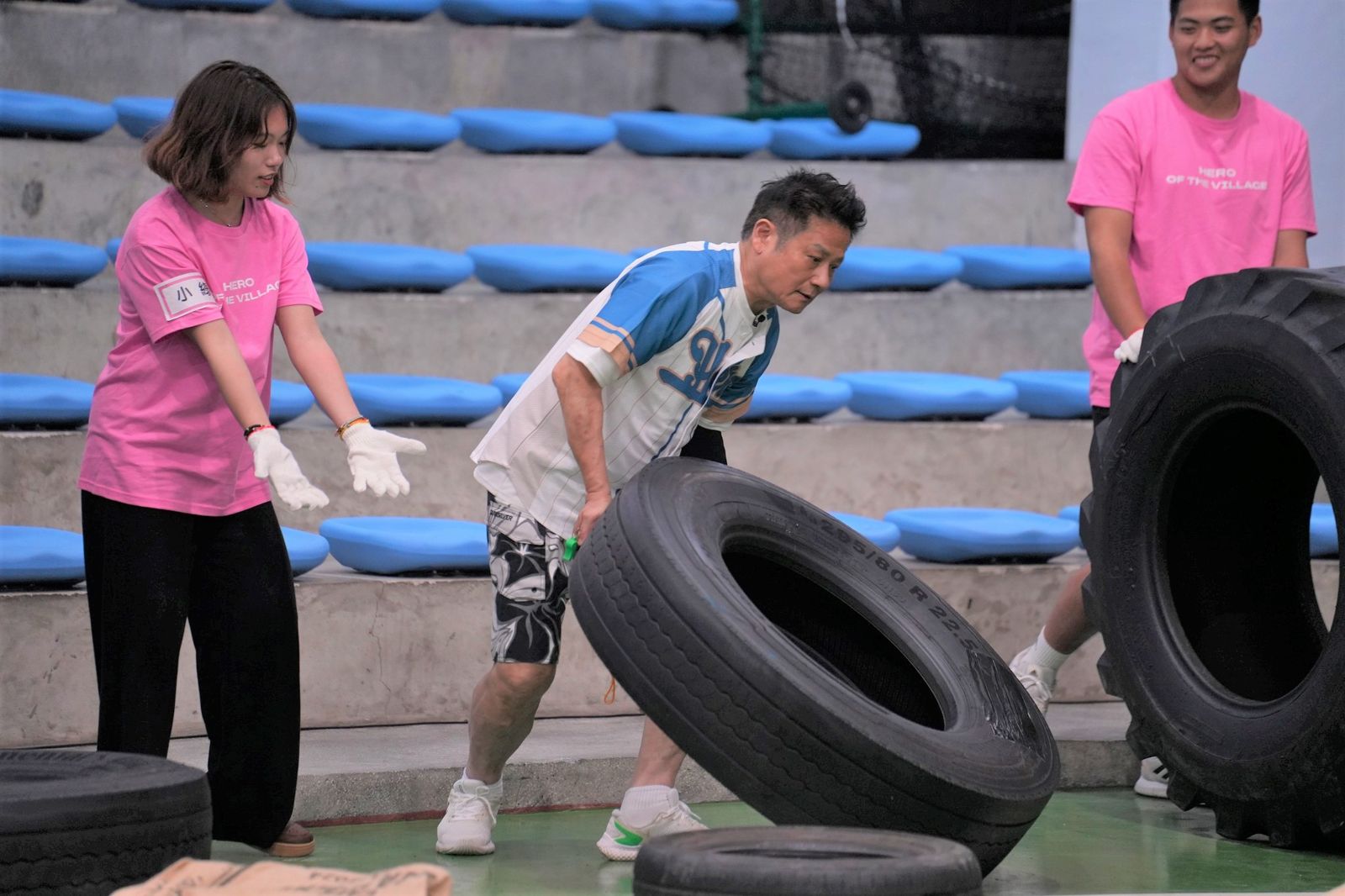 徐乃麟已領敬老卡卻依然寶刀未老，扛120公斤重的巨型輪胎。東森綜合台提供