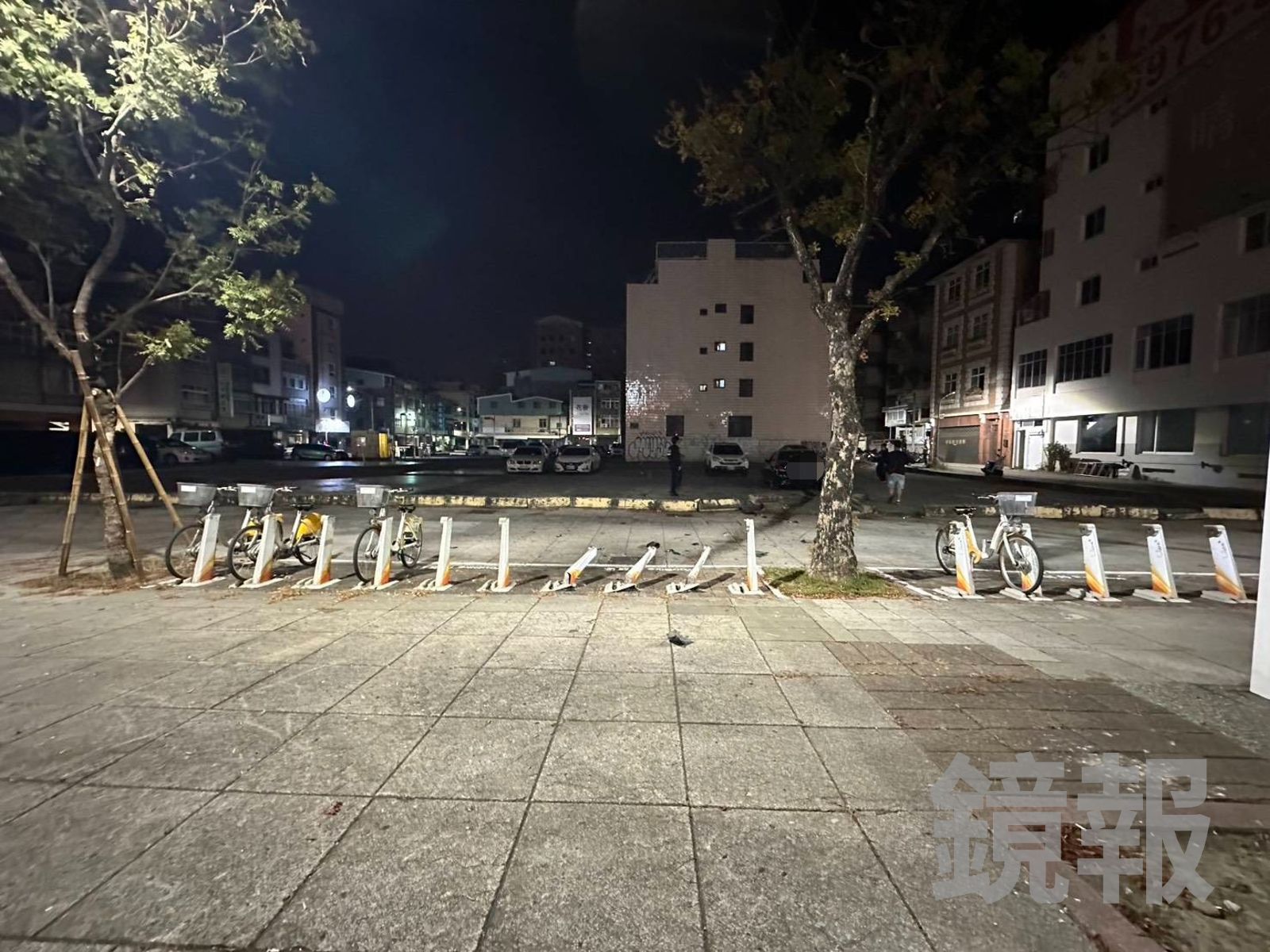 賓士男酒駕失控突衝上人行道，撞毀YouBike車樁再撞護欄。讀者提供