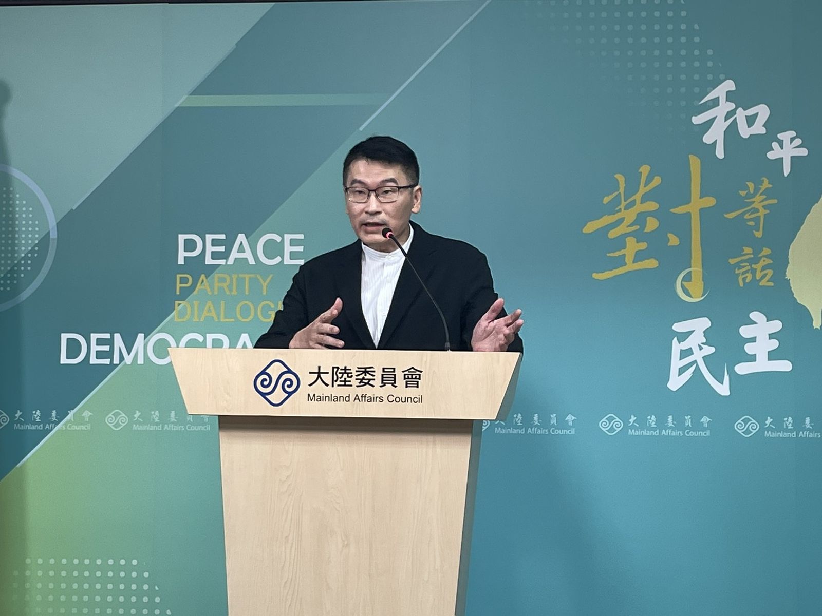被王偉忠點名表情冷!梁文傑喊「已經很克制了」:不會比對岸發言人還不好看