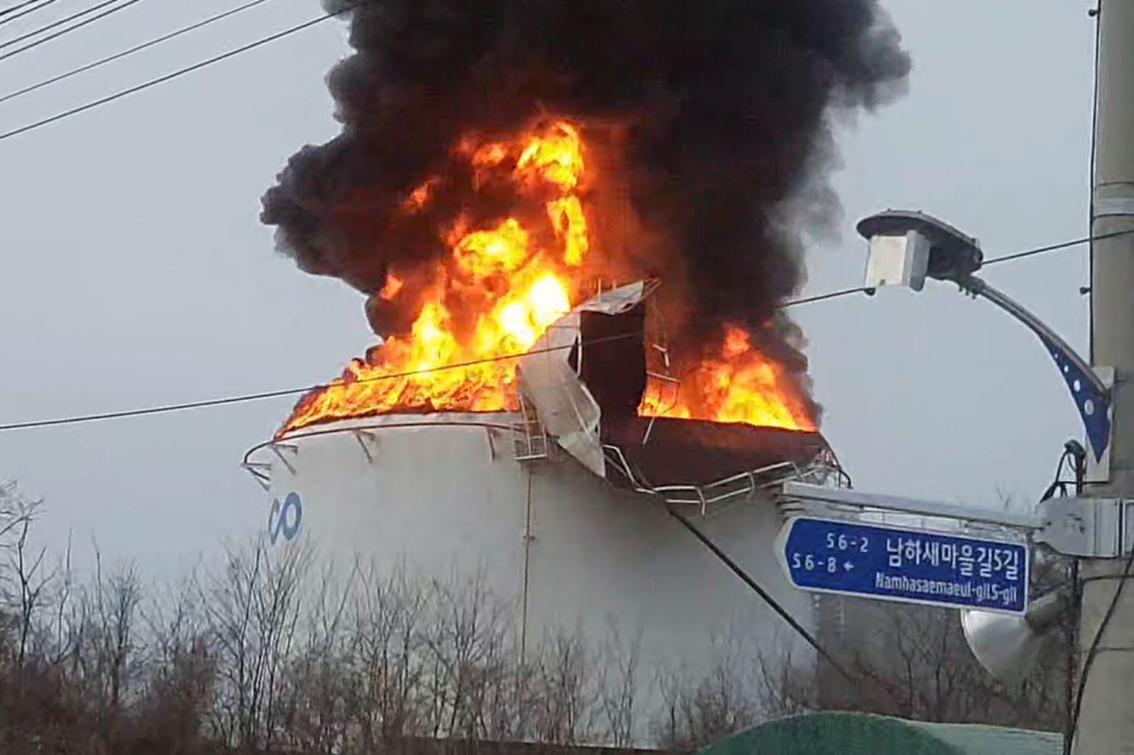 驚悚！慶山大型油罐爆炸火舌竄天　工人「褲子起火」生死一瞬間　靠1系統阻浩劫