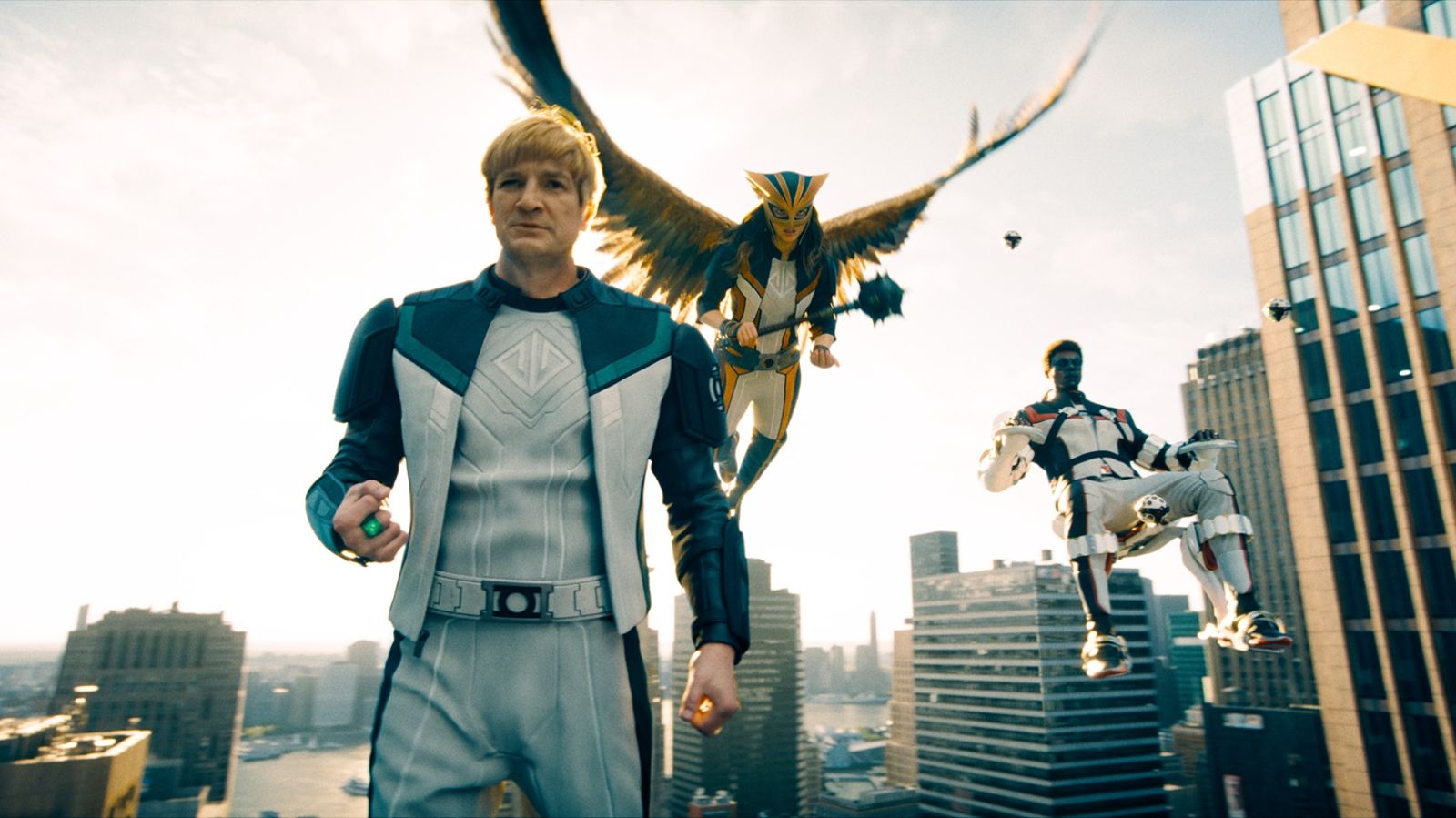 超人》新角色「正義幫」登場：，「綠光戰警」蓋加德納(左1)、鷹女孩(左2)、卓越先生(右1)。華納兄弟電影提供