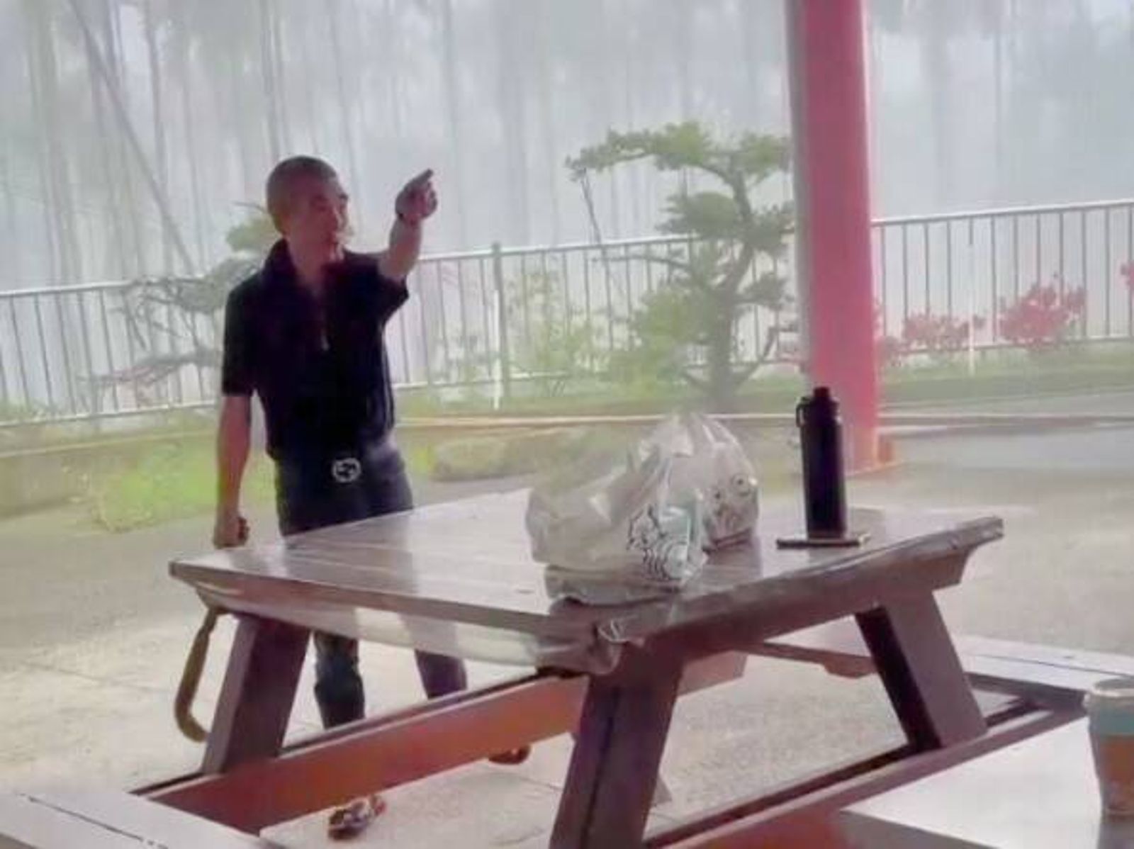 已婚竹山鎮代會副主席不滿女友提分手　揮柴刀恐嚇叫囂畫面曝光