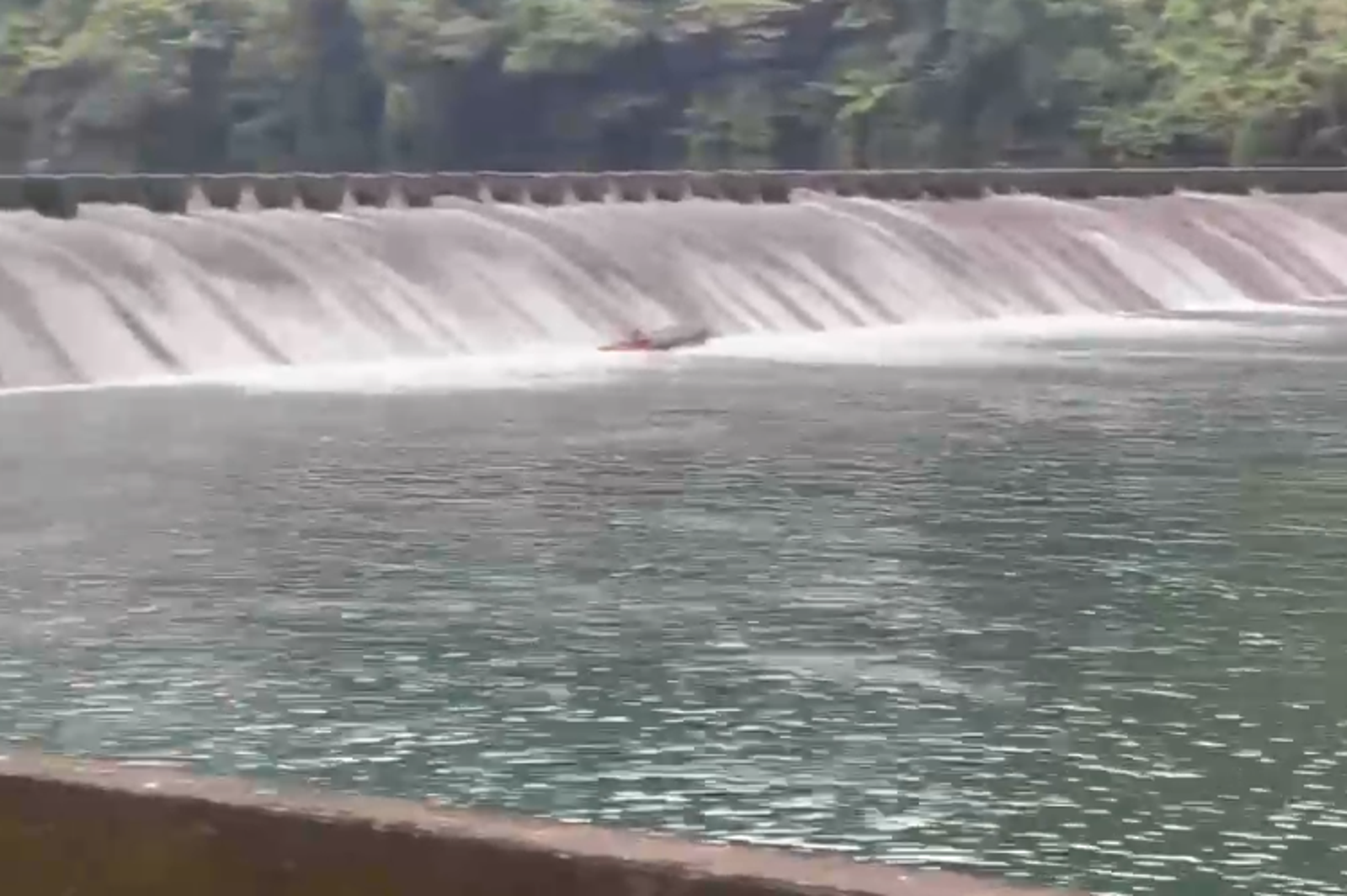 為救戲水者殉職！僅15秒遭「翻滾流」吸走、壓船下失去方向