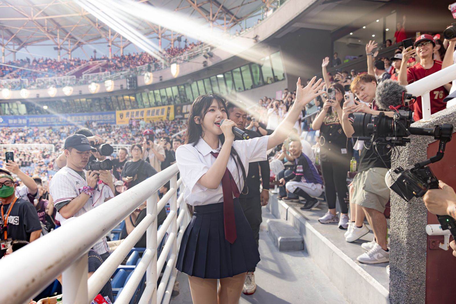 廉世彬和球迷近距離互動。樂天桃猿提供