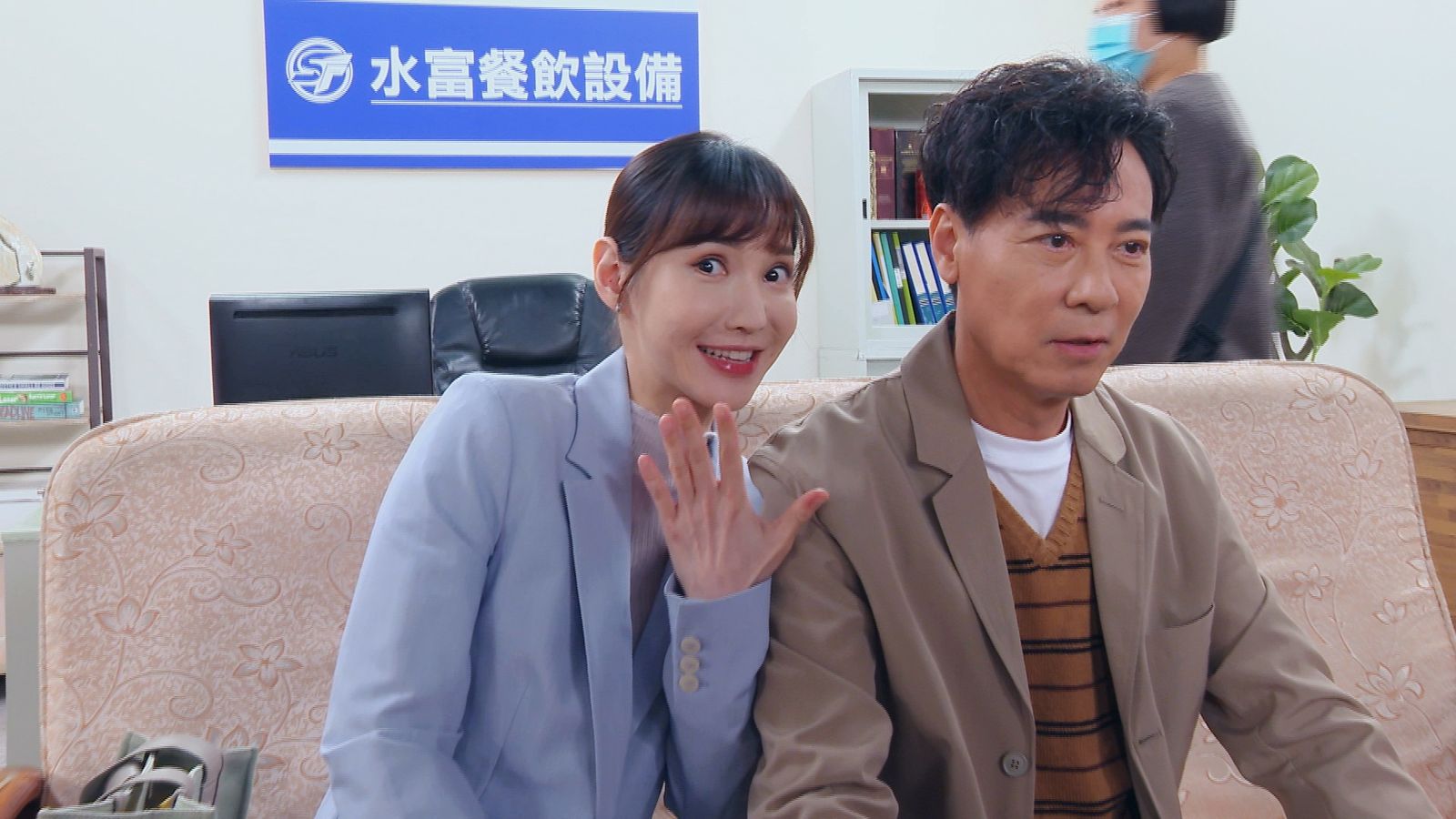 徐千京（左）棚內撩功全開，與尹昭德對戲火花四射。民視提供