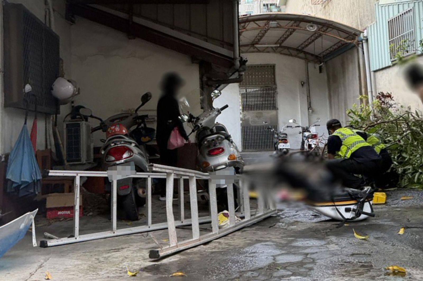 台中午後暴雨釀憾事!法警整理宿舍架梯修樹 疑「濕滑踩空跌落」屍僵才被發現