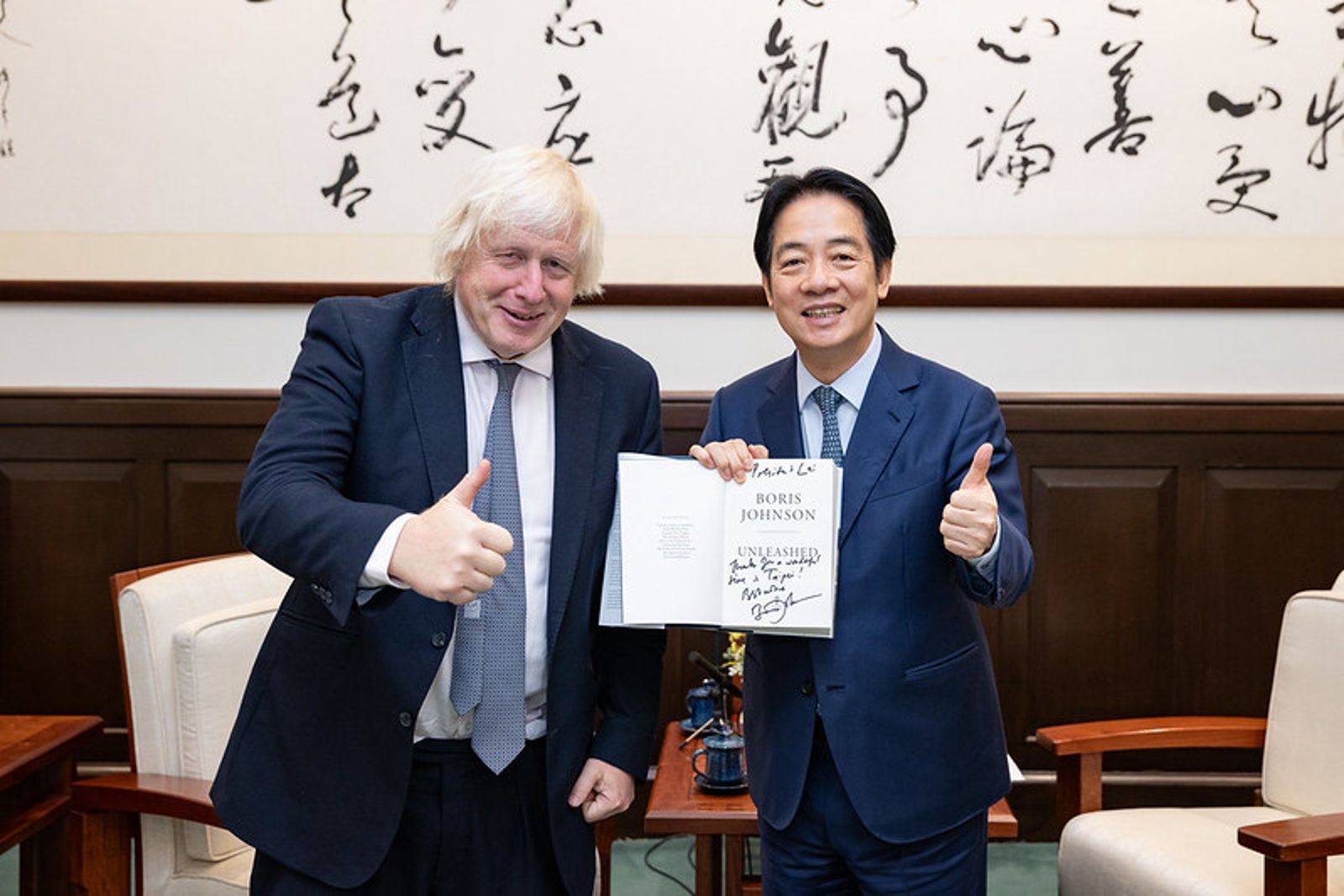 會見賴清德致贈親筆簽名回憶錄　英國前首相強生：英國將與台灣站在一起

